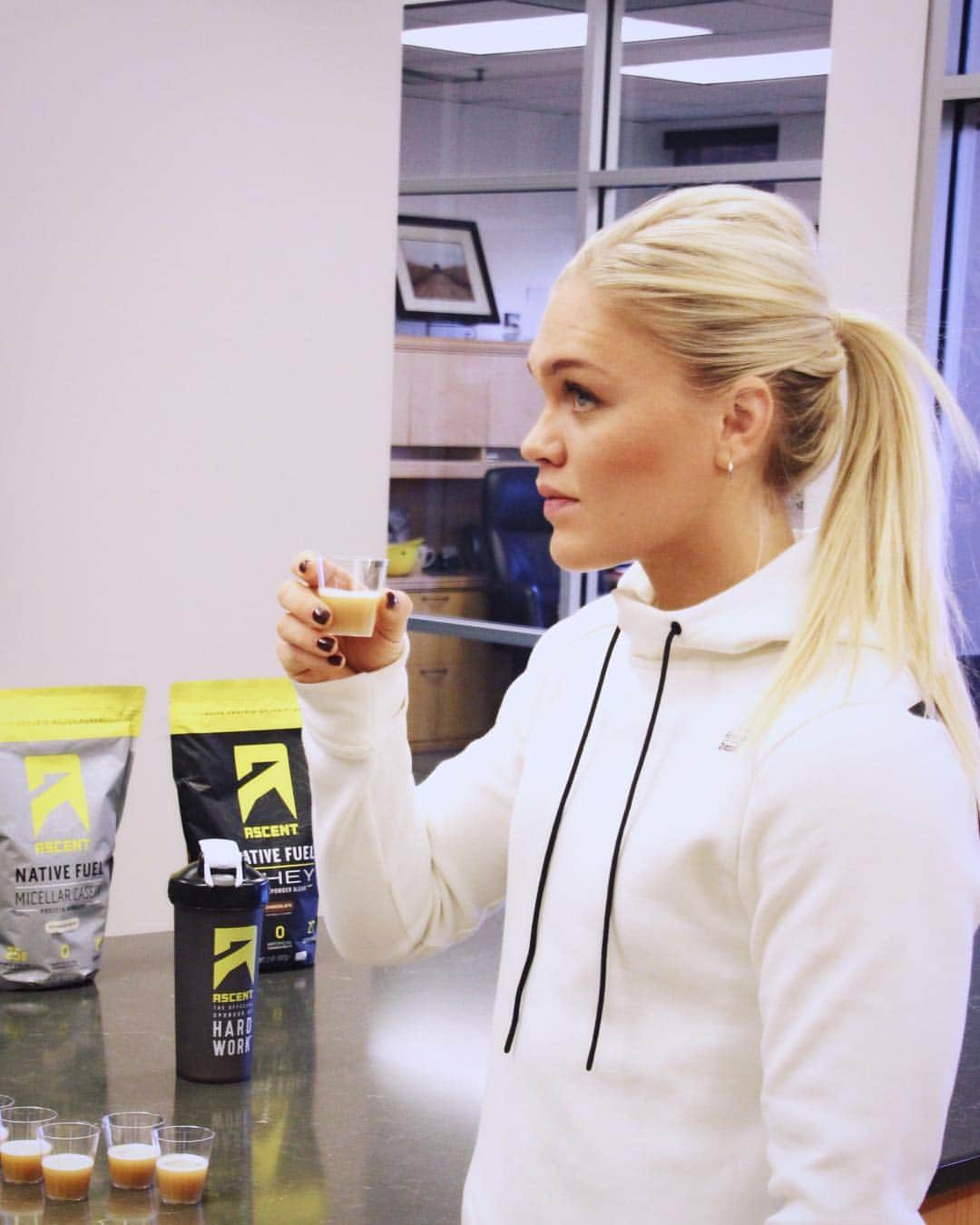 Katrin Tanja Davidsdottirさんのインスタグラム写真 - (Katrin Tanja DavidsdottirInstagram)「Last summer, during a visit to @ascent_protein HQ I asked them to make me a pre workout… I knew they could deliver on a pre-workout that I was looking for – clean & effective with a G R E A T taste 🤩🌸🍉🍋 - After months of working together, tasting & testing samples, we finally have a pre-workout ready (!!) available on May 1st! - I love that Ascent’s pre workout is a CLEAN product — I can actually pronounce all of the ingredients with nothing artificial. No jittery feeling, just caffeine so I feel sharp & focused while I train! I take it every day before I workout & sip on it while I am driving to the gym & while I warm up .. gets me exactly ready in time to TRAIN! 💥🔥💥 - #cleanenergyforhardwork #preworkout #ascentprotein #theofficialsponsorofhardwork」4月27日 2時24分 - katrintanja