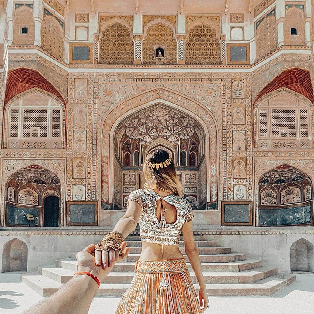 Murad Osmannのインスタグラム：「#𝔽𝕆𝕃𝕃𝕆𝕎𝕄𝔼𝕋𝕆 𝕆ℝ𝕀𝔾𝕀ℕ𝔸𝕃𝕊  With @natalyosmann. #followmeto the Amer Fort in Jaipur. It was an amazing trip with our friends @beautifuldestinations. We imitated a big shoot and blocked the big crowd of tourists, only by doing that we managed to shoot this picture, where it seems that we are the only ones there :). It was a really cool trip with extremely talented people.. ❍❍❍❍❍❍❍❍❍❍❍ Thank you for all the amazing feedback guys. Reading all your comments! ❝¿¿Share your idea for a craziest ever #followmeto photo!? ❞  #ⒻⓄⓁⓁⓄⓌⓂⒺⓉⓄ #следуйзамной в Амер Форт. Это была замечательная поездка с нашими друзьями из @beautifuldestinations. Мы имитировали большую съемку и заблокировали путь от бесконечных туристов, только сделав это у нас получилось снять кадр, в котором кажется, что мы совсем одни :). ❍❍❍❍❍❍❍❍❍❍❍ Спасибо вам всем большое за ваши комментарии, читаю их все. ❝¿¿Какую самую сумасшедшую фотографию #следуйзамной вы бы хотели, чтобы мы сделали?? ❞:)」