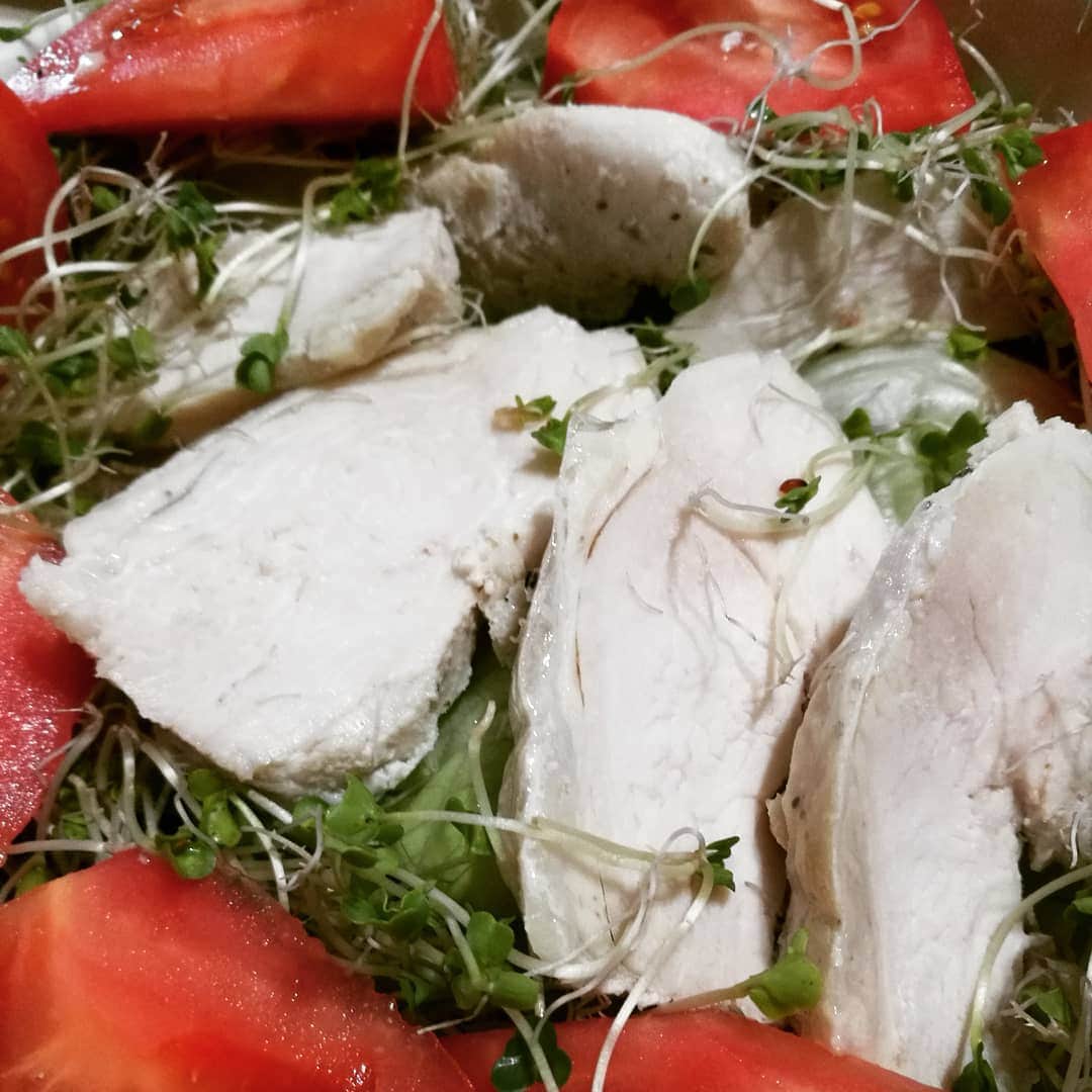 西川宏美のインスタグラム：「本日のランチ。 手作りサラダチキンのサラダ。 糖質制限中だが、トマトは大目に見て(>_<)（笑） ブロッコリースプラウトもたっぷりと。 サラダチキン美味しく作れたのであと2枚ほど漬けてあります。明日煮込むぞ！ #糖質制限ダイエット #サラダチキン #サラダ #ゆる糖質制限」