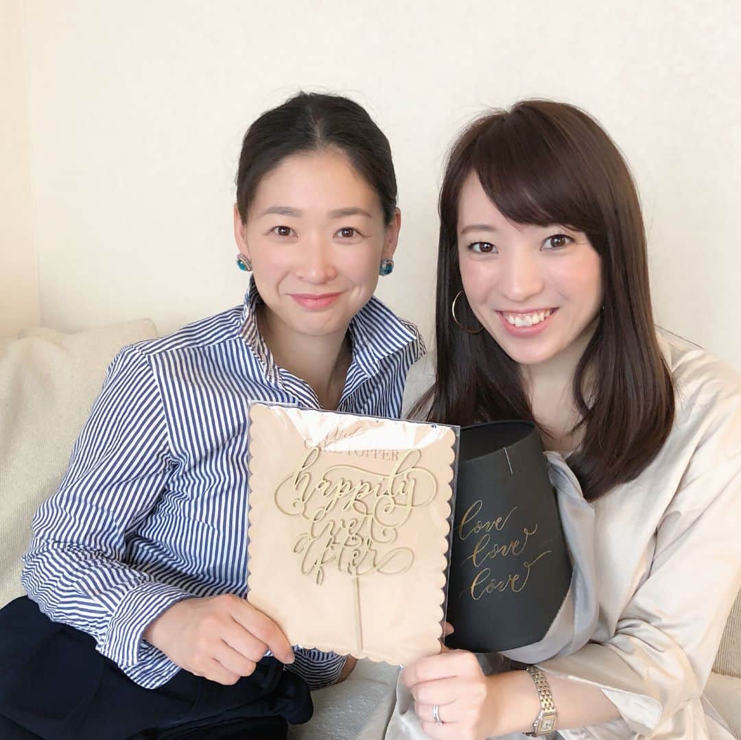 のインスタグラム：「学生時代にふたりで日本縦断し、最初のルームメイトでもある真希 @mscalligraphy に、来週のハワイでの家族挙式用に書き下ろしのオリジナルケーキトッパーや座席表を作ってもらいました♡ 真希はいまやモダンカリグラフィーの第一人者とまで言われるようになり、めちゃくちゃ人気！ 可愛くて嬉しい〜♡ #モダンカリグラフィー #ケーキトッパー #ウェディング準備 #今日は代休」