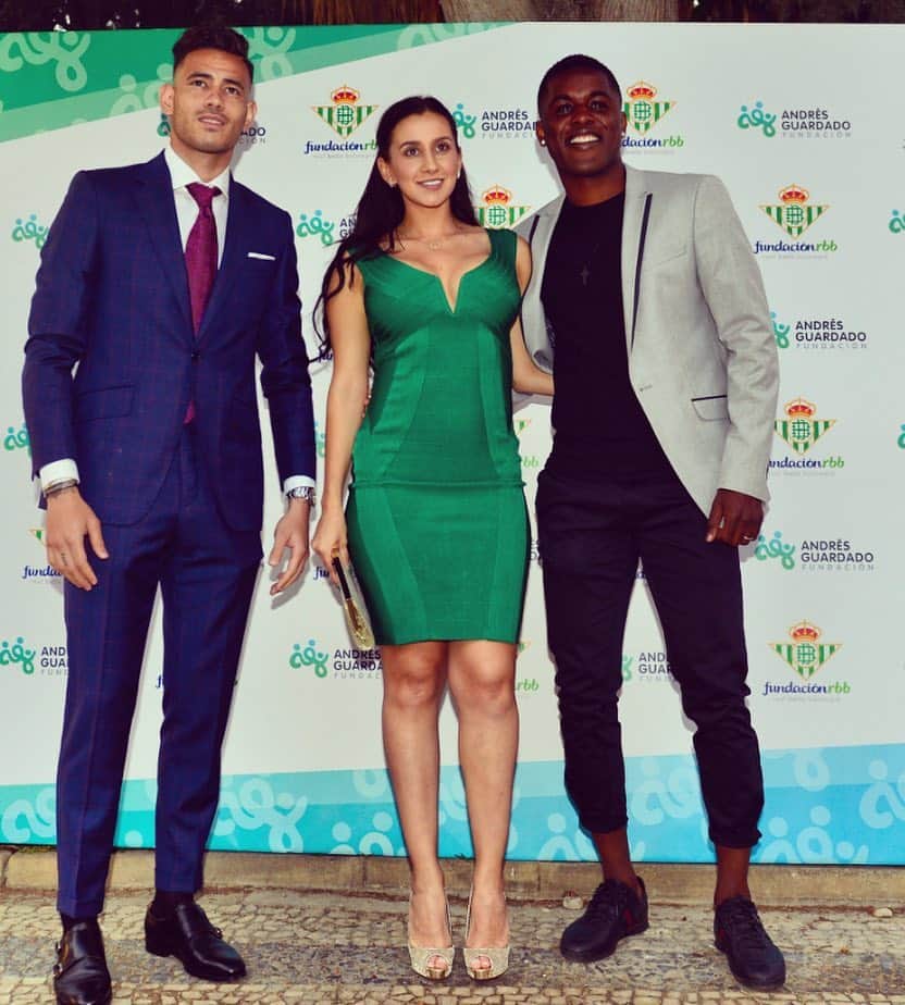ジョエル・キャンベルのインスタグラム：「Con mi esposa bella❤️ @fer_m08 y mi ídolo @tonnysanabria 😂😂」
