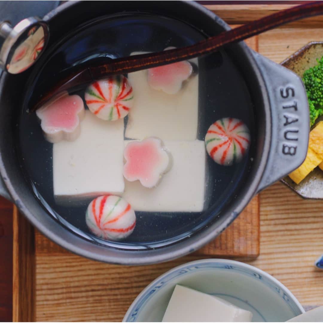 Kaori from Japanese Kitchenさんのインスタグラム写真 - (Kaori from Japanese KitchenInstagram)「2018.4.27 Fri 豆腐救済の湯豆腐御膳。 ＊＊＊ Good morning! Today’s Japanese breakfast: Boiled tofu w/gluten cakes, brown rice balls, carrot and salsola komarovii(In Japan it’s called a land seaweed) soup, 3kinds of sauce, grilled salmon, rolled egg, boiled broccoli, simmered land seaweed and baby sardines, and grapes. ・ おはようございます。 いつか食べようと思っていた豆腐が 賞味期限ギリギリなことに気づき 湯豆腐にしてなんとか救済。 ごはんSTAUBは底が深めで炊飯以外にも ちょっとした鍋物に使える優れ物。 羽釜を模した形で和に馴染みます。 湯豆腐もキリッとして見えるような。 湯豆腐って結構献立に困るな… と作っていて気づいてしまうという。笑 使い切りたい生麩を入れてみたら 何やら賑やかな湯豆腐に。 醤油麹、適当に作ったオレンジポン酢、 ごま味噌マヨでいただきました。 オレンジポン酢の残りはおかひじきと和えました。 おかひじきはパルシステムさんの有機栽培もの。 シャキシャキ食感がたまりません。 ・ うちの冷蔵庫は本当に小さくて 基本的な調味料しか置けません。 てなわけで、ポン酢やドレッシングは 家にある調味料を混ぜて作っています。 必要な分だけ作って使い切るようにしてから 使い切れないビンが大量…てこともなくなりました。 醤油、酢、良質な油があれば だいたいそれっぽい味になりますよ(経験談) 今日もごちそうさまでした。 ・ 栄養走り書き📝 おかひじき:緑黄色野菜でカロテンが豊富。 カルシウムやマグネシウム、リン、鉄など 骨を丈夫にするミネラルが豊富。 下ゆで時間は短めにすると◎。 ・ 【おしながき】 湯豆腐と生麩 玄米むすび 醤油麹、オレンジポン酢、ごま味噌マヨ おかひじきとにんじんの精進汁 紅鮭 卵焼き ブロッコリー おかひじきとしらすのオレンジポン酢和え ぶどう二種 ・ ついに待ちに待ったGW。 …と言っても今年は帰省もせず あんまり予定を入れてないし のんびりと過ごそうかな、と。 色々なことを棚卸しする時間にしようと思います。 予定がないとソワソワしてしまう性分で 結局突発的に予定入れちゃうんだろうな…笑 お出かけされる皆さま めいっぱい楽しんで来てくださいね。 今日も良い一日を☺︎ ・ ・ #japanesefood #delistagrammer #breakfast #tofu #staub #朝ごはん #おうちごはん #早餐 #아침밥 #ひとりごはん #自炊 #うつわ #手料理 #薬膳 #ストウブ #湯豆腐 #クッキングラム #クッキングラムアンバサダー #古伊万里 #岡さつき #寺村光輔 #佐藤もも子 #タベリー #マカロニメイト #パルシステム #PR」4月27日 9時15分 - coco_kontasu