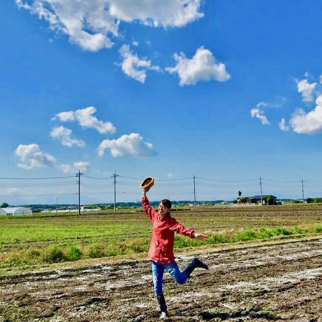 川瀬良子さんのインスタグラム写真 - (川瀬良子Instagram)「栃木県真岡市で、農家さんのお手伝い😆 （写真4枚、動画1つです🌱） 久々に行けて嬉しかった〜！ 「農縁プロジェクト」のみんなで使わせていただく畑の雑草取りや、 苦土石灰をまく作業をしてきました！ 天気も良くて農作業日和♪ みんなで作業を進めると、 楽しいし捗りますし、 次に行く日がもっともっと楽しみになりますね♪ ＊ トマト、ナス、ズッキーニなどを植え付ける予定です♪ リーダーの宮下さんが 「小玉スイカもできるよ！」と言ってくれた言葉に、スイカ大好きなので、 テンションぐわぁ〜！っと上がりました！ ひゃーーー楽しみです😍 ＊ #農縁プロジェクト #栃木県 #真岡市 #農業 #農作業 #家庭菜園 #農業女子  #ノケジョ #畑 #土 #青空 #苗 #植え付け #種まき #野菜 #野菜作り #栽培 #トマト #ナス #ズッキーニ #小玉スイカ #夏野菜 #収穫 #菜園ファッション #作業着 #農作業着 #workwear #クリフメイヤー #ソラシタ #農家 さんに感謝です😊」4月27日 10時52分 - kawase_ryoko