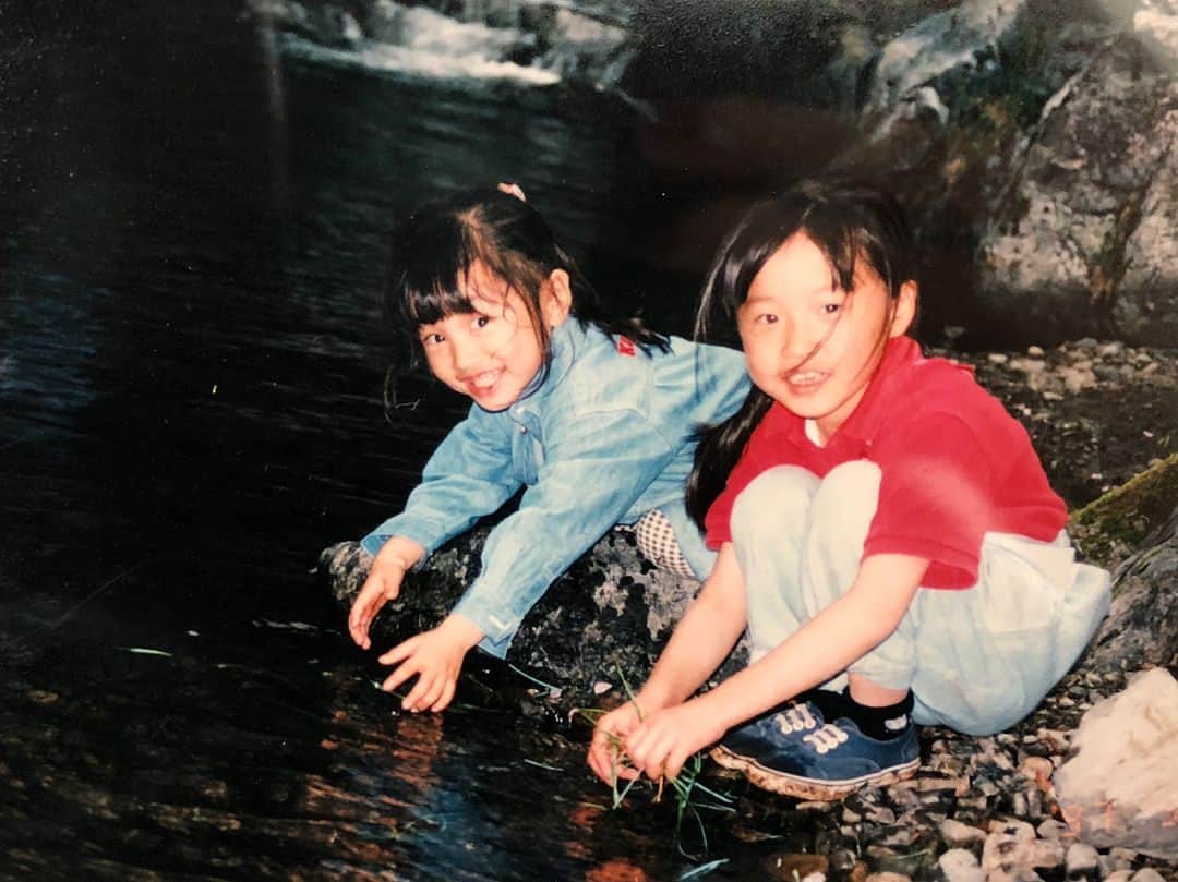 吉田理紗さんのインスタグラム写真 - (吉田理紗Instagram)「小さい頃の写真🤡 プロフィールムービーにはいろんな人が写っていて 載せられないので写真を📷💓 お姉ちゃんと一緒の写真がほとんど👭♥️ 何でもお姉ちゃんに負けたくなくて でもお姉ちゃんに構って欲しくて 結局いつもお姉ちゃんのそばにちょこまかいるような そんな生意気な子でした🤪 小さい頃から毎年海に山登りにキャンプにスキーに たくさん自然溢れる場所に連れて行ってもらったよ✌︎ 両親に感謝です！ #5歳で富士山登頂したよ #1枚目は自分的に盛れてる写真♡笑 #お姉ちゃんやばい顔してるのあるけど #私もやばい顔してるの載せたからいいかな笑 #6枚目の顔喧嘩売りすぎ笑 #よしりさwedding」4月27日 11時57分 - yoshirisaa