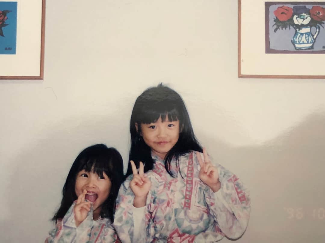 吉田理紗さんのインスタグラム写真 - (吉田理紗Instagram)「小さい頃の写真🤡 プロフィールムービーにはいろんな人が写っていて 載せられないので写真を📷💓 お姉ちゃんと一緒の写真がほとんど👭♥️ 何でもお姉ちゃんに負けたくなくて でもお姉ちゃんに構って欲しくて 結局いつもお姉ちゃんのそばにちょこまかいるような そんな生意気な子でした🤪 小さい頃から毎年海に山登りにキャンプにスキーに たくさん自然溢れる場所に連れて行ってもらったよ✌︎ 両親に感謝です！ #5歳で富士山登頂したよ #1枚目は自分的に盛れてる写真♡笑 #お姉ちゃんやばい顔してるのあるけど #私もやばい顔してるの載せたからいいかな笑 #6枚目の顔喧嘩売りすぎ笑 #よしりさwedding」4月27日 11時57分 - yoshirisaa