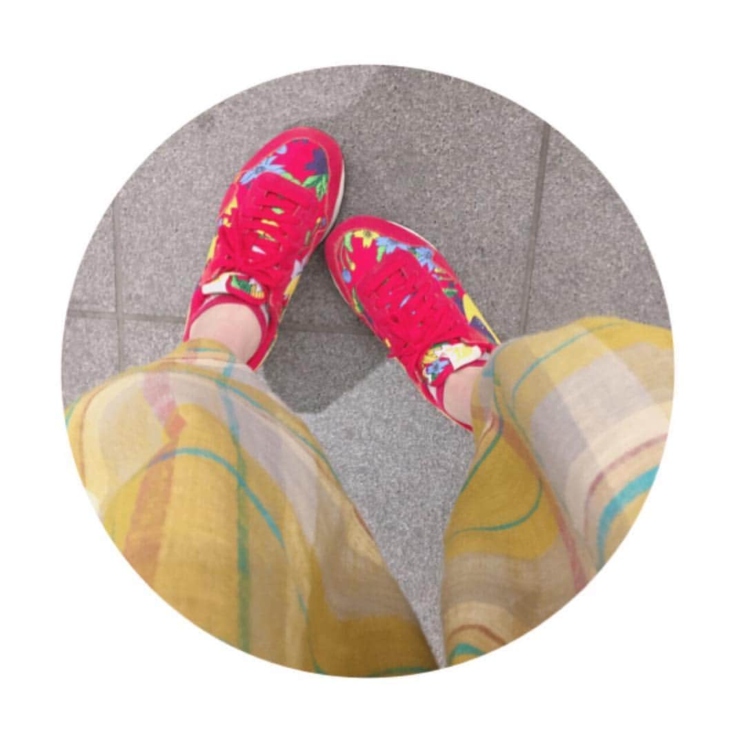 安本彩花さんのインスタグラム写真 - (安本彩花Instagram)「ㅤㅤㅤㅤㅤㅤ ㅤㅤㅤ ㅤㅤㅤ今日も1日お疲れ様。 君には明日も働いてもらうよ。 うちはそういう方針だから。 ㅤㅤㅤ ㅤㅤㅤㅤㅤㅤ ㅤㅤㅤ  #物持ちよし #大事に#大切に #柄#スニーカー#好き」4月27日 22時17分 - yasumoto_ayaka_official