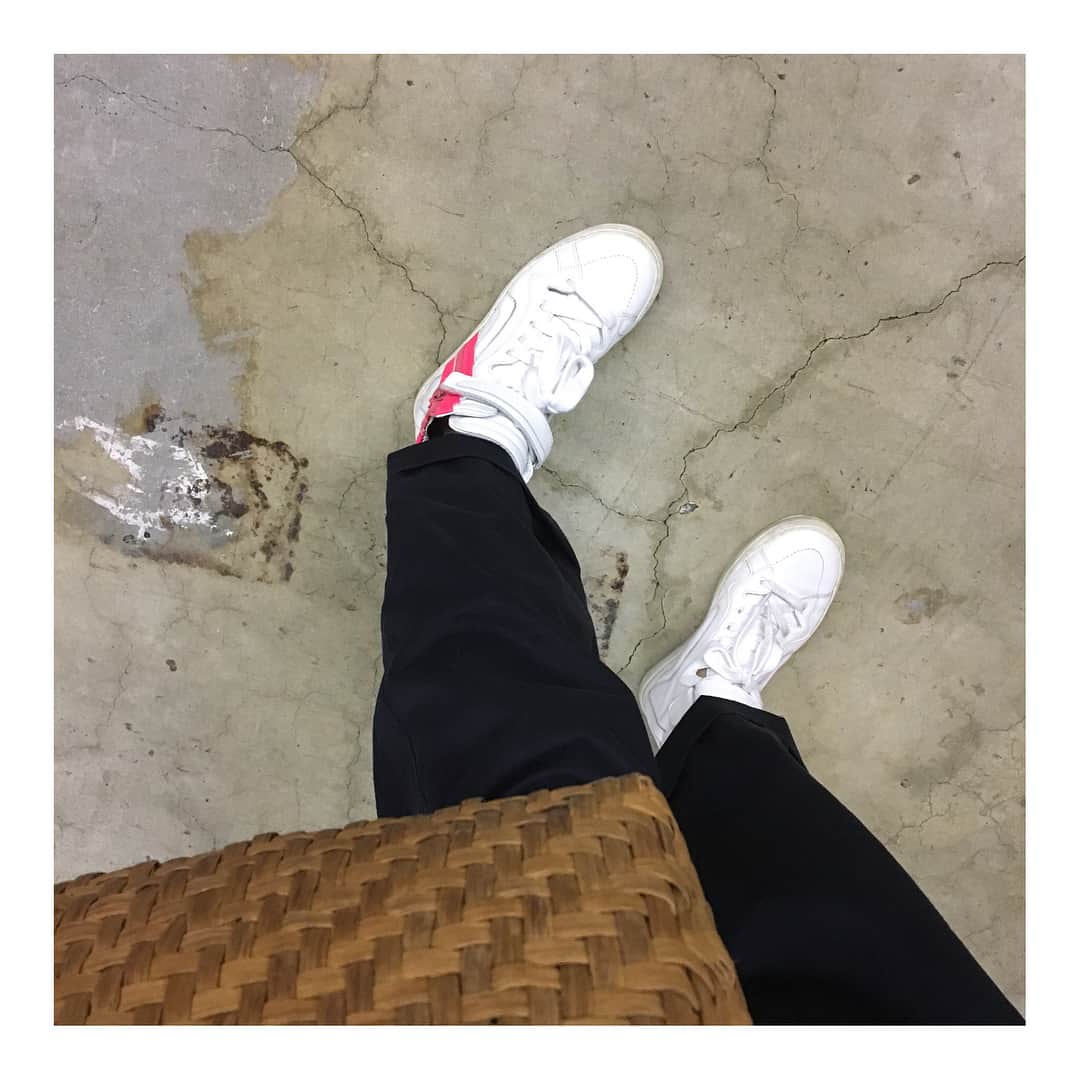 黒田知永子さんのインスタグラム写真 - (黒田知永子Instagram)「風があまりに気持ちいいので、何だか白い靴が履きたい気分。ゴムの厚底とピンクがポイントのハイカットのスニーカー👟 #fashion  #スニーカー #黒田知永子  #chiekokuroda」4月27日 23時20分 - kuroda_chieko