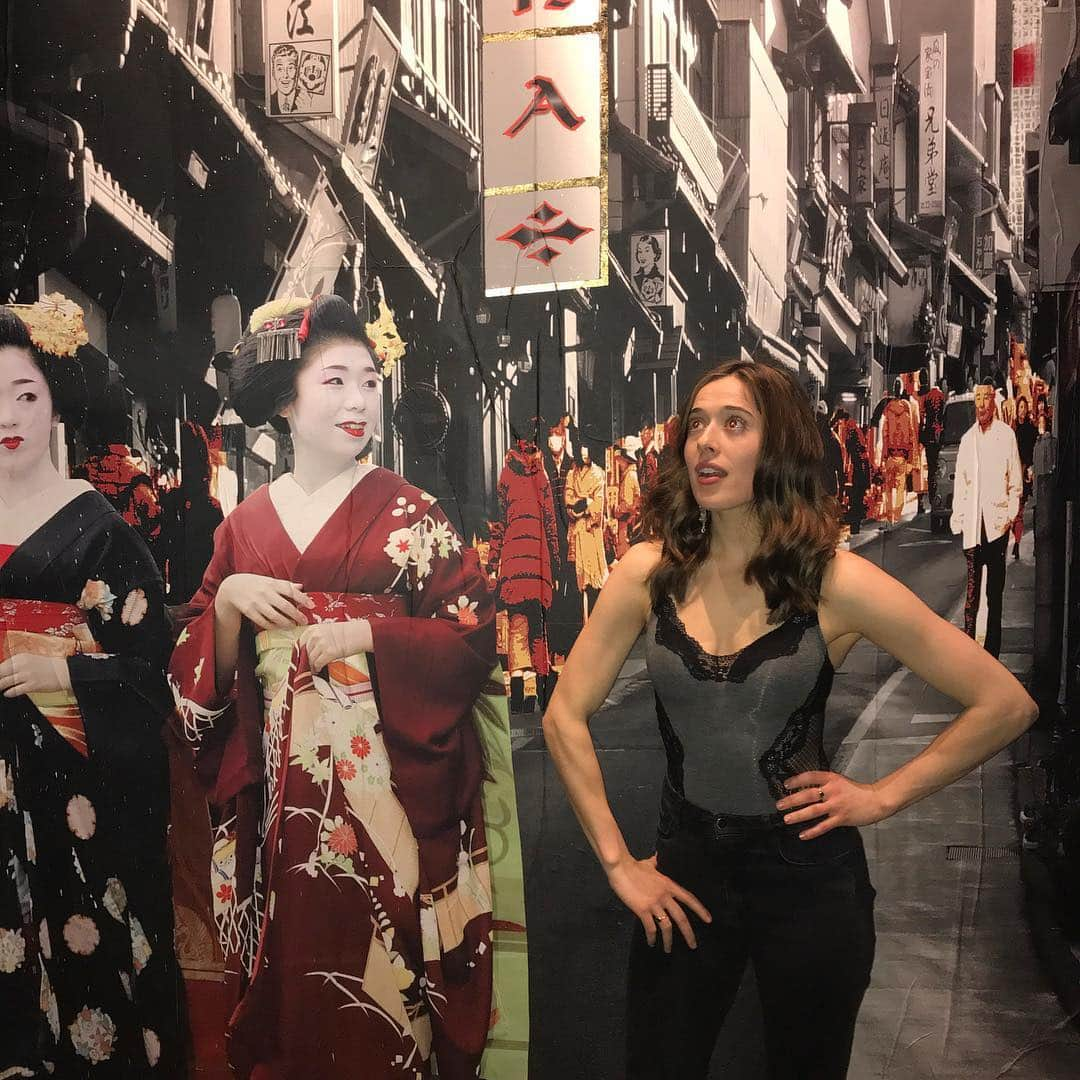 マリーナ・スコーシアーティさんのインスタグラム写真 - (マリーナ・スコーシアーティInstagram)「If you can’t go on vacation, you can always stand in front of a poster and pretend. @adoreme #lifehack #fakeittillyoumakeit #lemonadeouttalemons #pieceofadvice #lacebodysuit #adoreme #katanasushi #ootdfashion #bodysuitgame #datenightoutfit」4月27日 23時26分 - marinasqu