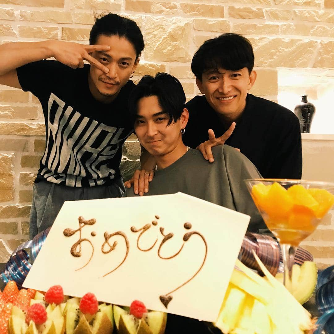 松田翔太さんのインスタグラム写真 - (松田翔太Instagram)「大好きな兄弟に祝われました😌 #F4 #花より男子 Taken by 道明寺」4月27日 23時31分 - shota_matsuda