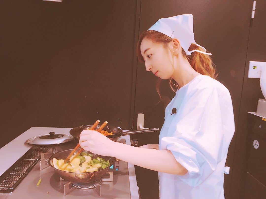 吉田有里のインスタグラム：「りぴさんやたらと割烹着似合いすぎ問題。 本日19時半〜、超!A&G+にて 「#人生道でも飯田里穂」ゲストで 先週に引き続き今週もお邪魔させていただいてます❤️ 先週の放送も笑いながら見ました… 今回の放送もゲラゲラしながら喋りましたので、ぜひぜひチェックしてね。 ご飯をもぐもぐしたり、きゅうりを少々だったり、仲良くさせていただくきっかけだったり、#フリクリオルタナ だったり、やいやい話してます＼(^o^)／ そのまま#吉田有里のfivestars 本日も生放送！ おや、22時〜#ゆゆらじ 最新回の配信スタートだね？ どれもこれもよろしくです✌️笑 #飯田里穂 さん #りっぴー さん #りぴさん #人生道でも飯田里穂 #飯ラジ  #吉田有里 #超!A&G+ #吉田有里のfivestars #内山夕実と吉田有里のゆゆらじ」