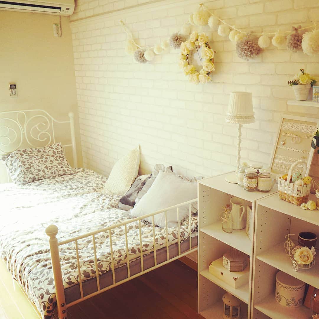 レオパリスくんさんのインスタグラム写真 - (レオパリスくんInstagram)「(=´•౪•`)o[myDIY]o 憧れの大人ロマンティックなホワイトフレンチインテリア♡白いタイル調の壁にインテリアがよく似合ってステキです！  #レオパレス21 #ひとり暮らし #myDIY #leo_myDIY #部屋 #インテリア #インテリアコーディネート #DIY #賃貸 #レオパリスくん #instagood #ホワイトインテリア #フレンチインテリア #壁紙 #レンガ調 #ベッド #クッション #ガーランド #リース #かわいすぎない大人ロマンティックが憧れ」4月27日 16時10分 - leopalace21