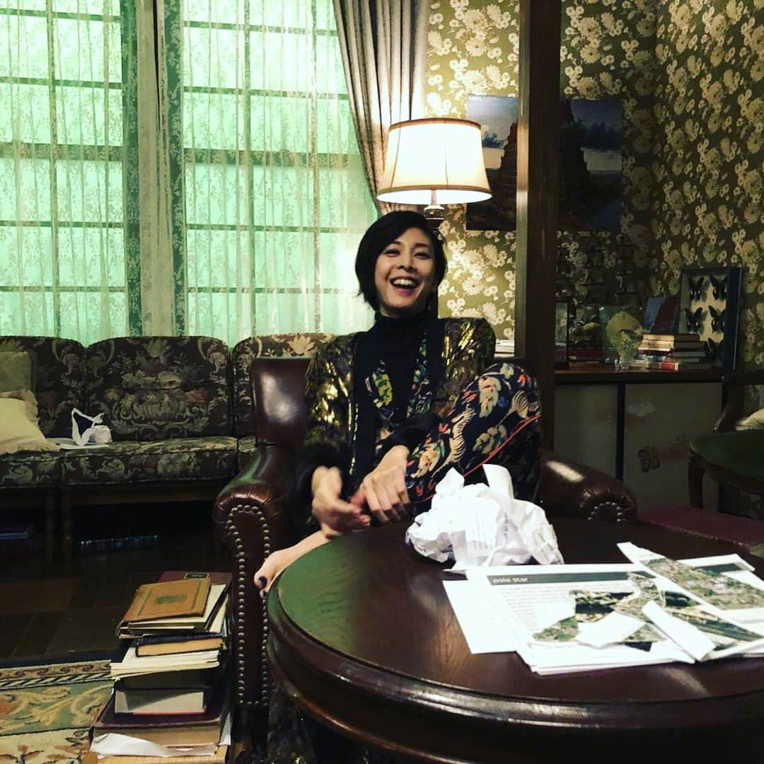 竹内結子さんのインスタグラム写真 - (竹内結子Instagram)「・ #ミスシャーロック始まりました #礼紋警部と一緒 明るいひとでなし🆚 クールでセクシーな愛妻家 （美味しいとこどりなちゃっかり警部） #Hulu #HBOAsia」4月27日 16時44分 - yuko_takeuchi0401