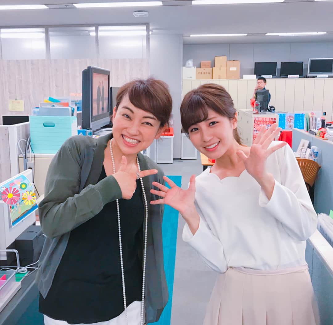 戸部洋子のインスタグラム：「本日復職2日目なり😝🎤 今日は堤ちゃんことれいみちゃんと😙 れいみちゃんの履いてるスニーカーかわゆす👟(永島アナとお揃いだそうな💕  そしてお昼は藤村アナと山本麻祐子さんと！山本さんはアナ室の元先輩で現在は広報でバリバリと働かれています、この度産休にはいる直前とのこと！妊婦さん眩しい〜🤣元気なお子さんを産んでくださいね❣️#アナ室パパラッチ#フジテレビ#アナウンサー#ママアナ#久しぶりのお台場外ランチ#OLか#OLです#堤礼実#藤村さおり#山本麻祐子」