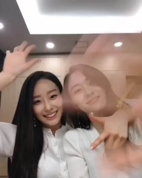 ムン・イェウォンのインスタグラム：「4월 28일 토요일 밤 11시 채널 A #커밍쑨 저희의 첫 예능 출연입니다 @1000_comingsoon 본방사수할거에요 😍😍😍 너무 너무 팬이던 갓동엽님과 경리여신님.. 만나뵈서 감동이였어요 !!! . . . 대본이 없어도 맞추지 않아도 카메라만 돌아가면 척척 잘 맞는 샬롯+지현 = 샬지 사랑해 마이 파트너 💕 @park_ji__」