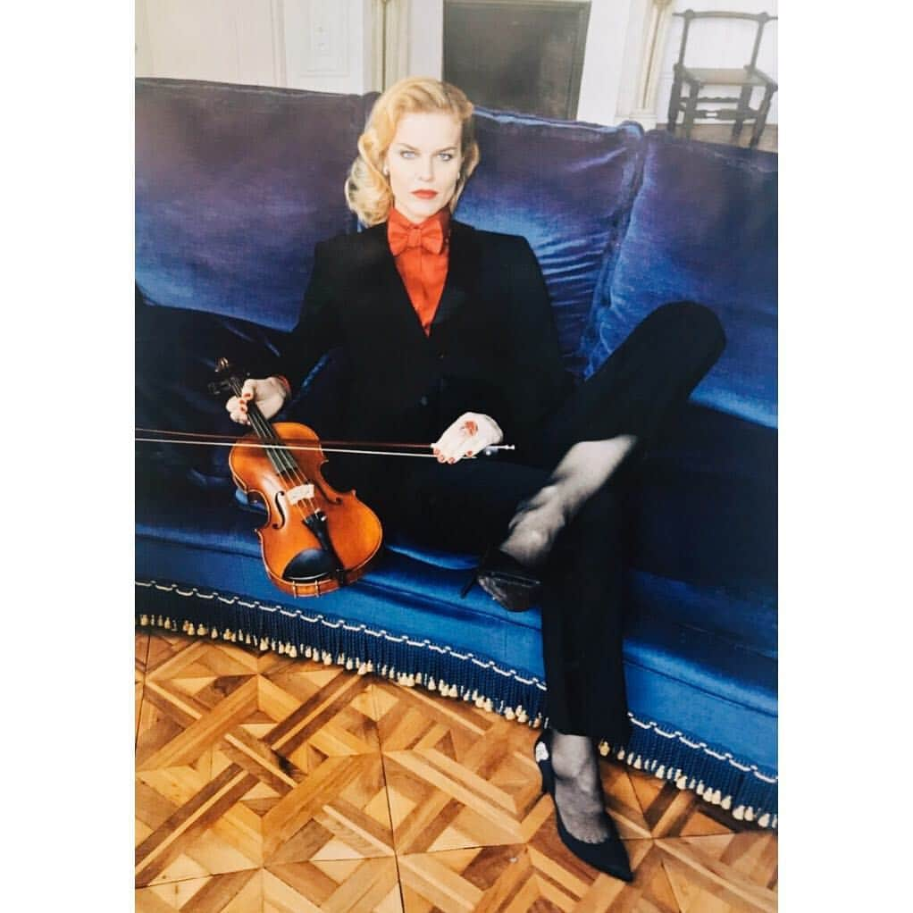 アペルライさんのインスタグラム写真 - (アペルライInstagram)「EVA Herzigova can never be overdressed! ♥️ shot by Juergen Teller and styled by Anastasia Barbieri for Vogue Paris May Issue wearing our Navida heart pumps. #repost @vogueparis thank you @emanuellealt」4月27日 17時39分 - aperlaiparis