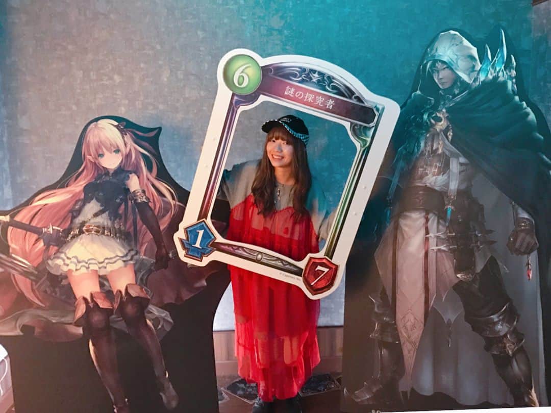 ぱいぱいでか美のインスタグラム：「昨日はリアル脱出ゲームの関係者公演にお邪魔させて頂き 『影に沈む世界からの脱出』をプレイしてきました！ 今日から新宿の東京ミステリーサーカスで開催されているので是非行ってみてください✩楽しかった！ #リアル脱出ゲーム #scrap #東京ミステリーサーカス #シャドバ脱出 #shadowverse #anothervision 🃏🃏🃏 ソシャゲのシャドウバースと脱出ゲームのコラボということで カードゲームの面白さと脱出ゲームの面白さが見事に一度に楽しめました。 ただ今までやった脱出ゲームの中で一番難しかったかも！ 最後の謎にすら辿りつけなくてかなり悔しい……から、他の脱出ゲームにその悔しさをぶつけようと思います。笑 正直シャドバは名前しか知らなかったので今回の公演楽しめるかな？と不安でしたが、 そのへんの心配はご無用だったので、ソシャゲとかわかんない脱出好きな人にもオススメです。 そしてまたキャンスパのワンピを着てる私。笑」