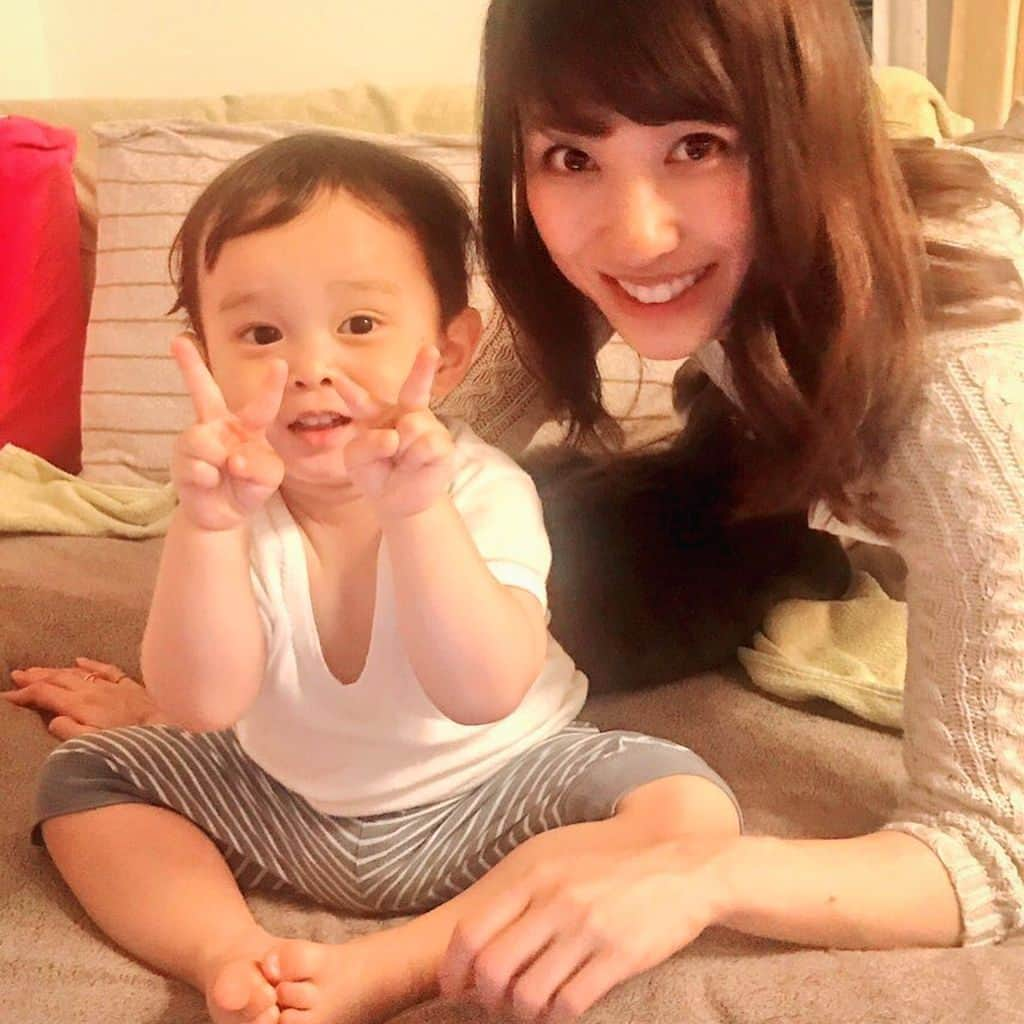 小林夏子さんのインスタグラム写真 - (小林夏子Instagram)「友人邸にて ささやかな結婚おめでとうの会♛ やっと実現した！ 三人三様の人生を送っている 自由な30代半ばの女子が集い タコ焼きをつつきながらの近況報告。 しあわせの形は全く違えど それぞれが逞しく濃ゆい己の道を歩んでて とてもよいなと思いました。 自分が選んだ道を信じて進み 難しかろうが険しかろうが ビックリするような何かがあろうが… 常に今を楽しんで この先をより楽しみに ワクワクと見据えている清々しさは バカらしすぎる話をしていても 強くて美しくて 最高だなとおもったよ♛ ドラマ化される原作漫画みたいな エピソードトークがすごい。(深夜枠のね) とってもエネルギーもらいました！ お疲れの皆さんにも 可愛い子どもと猫の最強癒しコラボをどうぞ。  #friend #happywedding  #party #child  #boy #cat  #takoyaki #yummy #love #life #thanks」4月28日 0時25分 - natsuko.0803