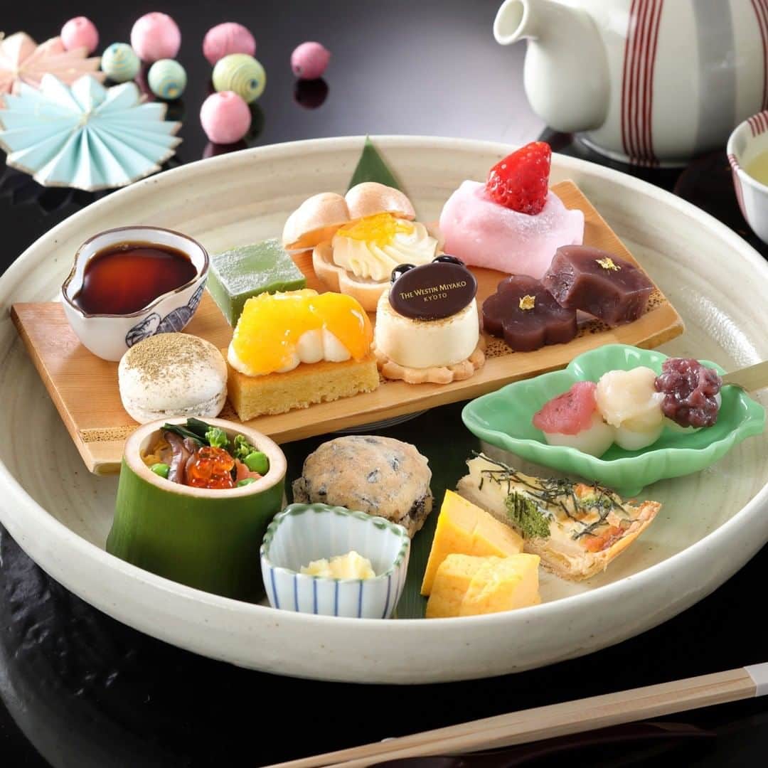 THE WESTIN KYOTO ウェスティン都ホテル京都のインスタグラム：「【和風アフタヌーンティーセット】 Japanese Afternoon tea 5月から販売の「和風アフタヌーンティー」  中村製餡所のあんこを使用したつぶ餡羊羹、京都府産の新丹波黒大豆が入った「美山牛乳」と「くろ丹波」の卵を使用したプリンなど京都の銘品も織り交ぜました。出し巻卵やひじきのスコーン、ちらし寿司などがそろった、「和」のアフタヌーンティーです。 Please enjoy Japanese afternoon tea that is particular about the ingredients of Kyoto.  期間：2018年5月1日（火）～6月30日（土）12時00分～ お問い合わせ：ティールーム「メイフェア」Tel.075-771-7111（代表） 詳しくは▼ https://www.miyakohotels.ne.jp/westinkyoto/restaurant/list/mayfair/afternoontea.html  #japanesestyle #may #westinmiyakokyoto #washoku #washu #strawberrysweet #ウェスティン都ホテル京都　#afternoontea　#5月　#6月 #june #kyoto #decoration #mayfair #cake　#sweets　#京都　#tearoom　#celebration #pudding #都ホテル #miyakohotels #都酒店和度假村」