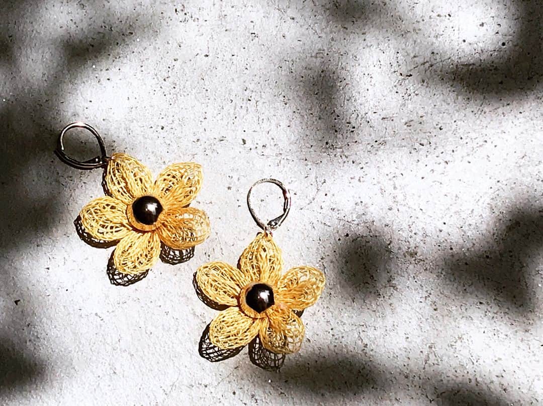 のインスタグラム：「. . 4/27 REDS TV GGR earring  #goldy #ゴールディ . #衣装 #ピアス #yellow  #flower #accessory #fashion」