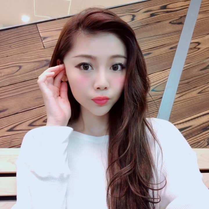 庄子智愉のインスタグラム：「✨⏱ 10秒小顔 🙌🏻✨ -㊙️ココをほぐせば3点一気にすっきり👼🏼編- . ①耳と顔の間(もみ上げ付近)からスタート ②耳の形に沿うようにしてクルクルまわしながら押す ③耳の後ろまでほぐしたら首も軽くゆらす ※頭皮を動かすのではなく、筋肉をほぐすようなイメージで、やさしく行って下さい☺︎ . 側頭筋がほぐれると、お目々もほっぺも首もすっきりします💡 "耳クルクル"編など、他の #10秒小顔 とセットで行うのもオススメです:)🌸 . . #10秒小顔 #めざめたら小顔  #小顔矯正 #頭蓋骨矯正 #newmyu #麻布十番 #spa #痛くない矯正 #むくみ #歪み #スマホ首 #眼精疲労 #偏頭痛 #血行促進 #くいしばり #丸顔 #エラ張り#vライン #小顔 #シンメトリー #ヘッドスパ #セルフケア #きれいになりたい #リンパ #代謝アップ」