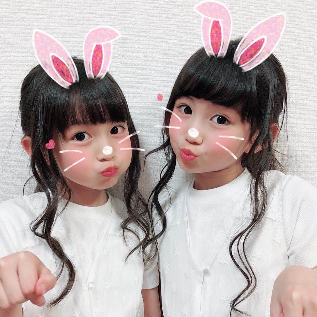 ゆめ & じゅなさんのインスタグラム写真 - (ゆめ & じゅなInstagram)「うさぎパート2♡ 最近snowで写真撮ることにハマってる yumejunaです(*ˊૢᵕˋૢ*) #姉妹 #姉妹コーデ #姉妹お揃い  #姉妹お揃いコーデ  #2歳差姉妹 #sister  #おそろ #おそろコーデ  #プティマイン #petitmain  #うさぎ #snow #ハマる  #写真 #撮りまくり  #ポーズ」4月27日 19時09分 - yumejuna