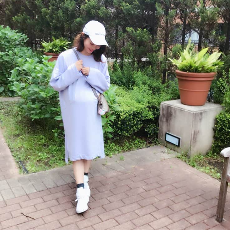 のインスタグラム：「先日のコーディネート👗 ラベンダーカラーのマタニティ&授乳ワンピースはスウェット素材で軽く着やすい！ 今の季節に一枚で着られる〜♪ ちなみにプチプラです✨ サイドにスリットが入っているのも🙆‍♀️ . cap @balenciaga  one-piece @sweetplus.jp  socks @baila_magazine  shoes @converse @uohawaii  bag @gucci . . . . #妊娠9ヶ月 #35w2d #balenciaga #バレンシアガ #sweetplus #スウィートプラス #baila #バイラ #converse #白コンバース #urbanoutfitters #アーバンアウトフィッターズ #gucci #グッチ #高見えコーデ」