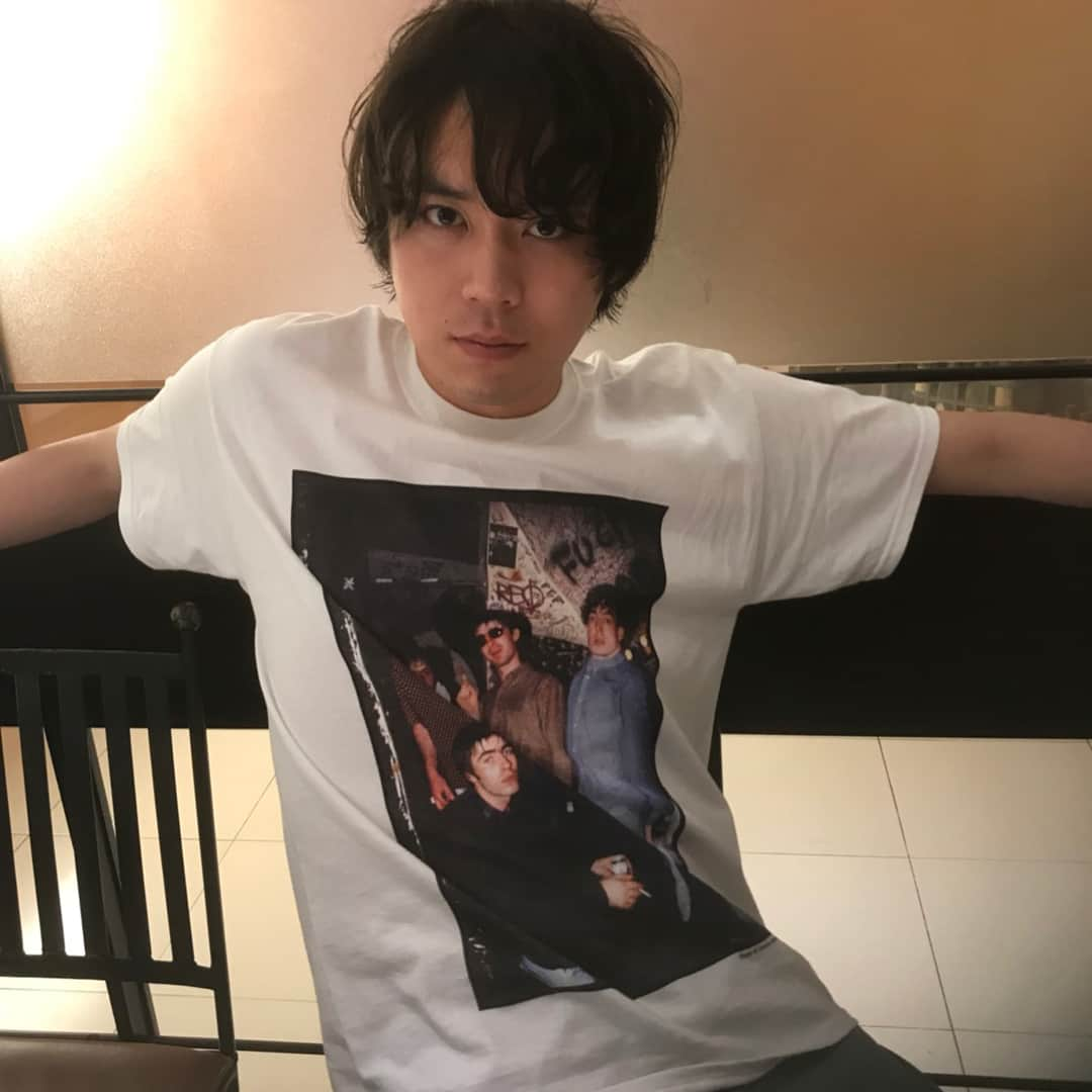 佐藤大樹さんのインスタグラム写真 - (佐藤大樹Instagram)「デニスモリス写真展に行って来たぜ⚡️リアムギャラガーのファッキンクールな写真がたくさんあったぜ⚡️リアムギャラガーがどんなにすごいかと言うと前に兄ちゃんのノエルとやってたバンド「oasis」は全てのアルバムが全英１位！2日間でライブに25万人を動員！、、あとは、数えきれない逮捕歴！世界中を巻き込む兄弟喧嘩！ ノエル「おれがリアムを殺さないのはお袋におこられるからだ！」 リアム「ノエル？あのち○ぽ頭のことか？」 喧嘩してるなぁと思ったら兄ちゃん愛してるぜとキスしたりかなりツンデレ！萌えます！ 「朝無事に目覚めた時は最高だと思ってた。貧乏な時もそうだ。」「俺たちは傲慢なんかじゃない。最高のバンドだとただ信じてるだけ。」などカッコイイことも言います！だって眉毛繋がってるのにこんなカッコイイんだぜ！！興味わいたら彼らのファーストアルバムかセカンドがまずはオススメだぜ！rock'n'roll⚡️ #dennismorris  #デニスモリス  #liamgallagher  #リアムギャラガー  #oasis #リアムギャラガーロックンロールtシャツ #kidill  #rocknroll」4月27日 20時02分 - kumamushi_sato