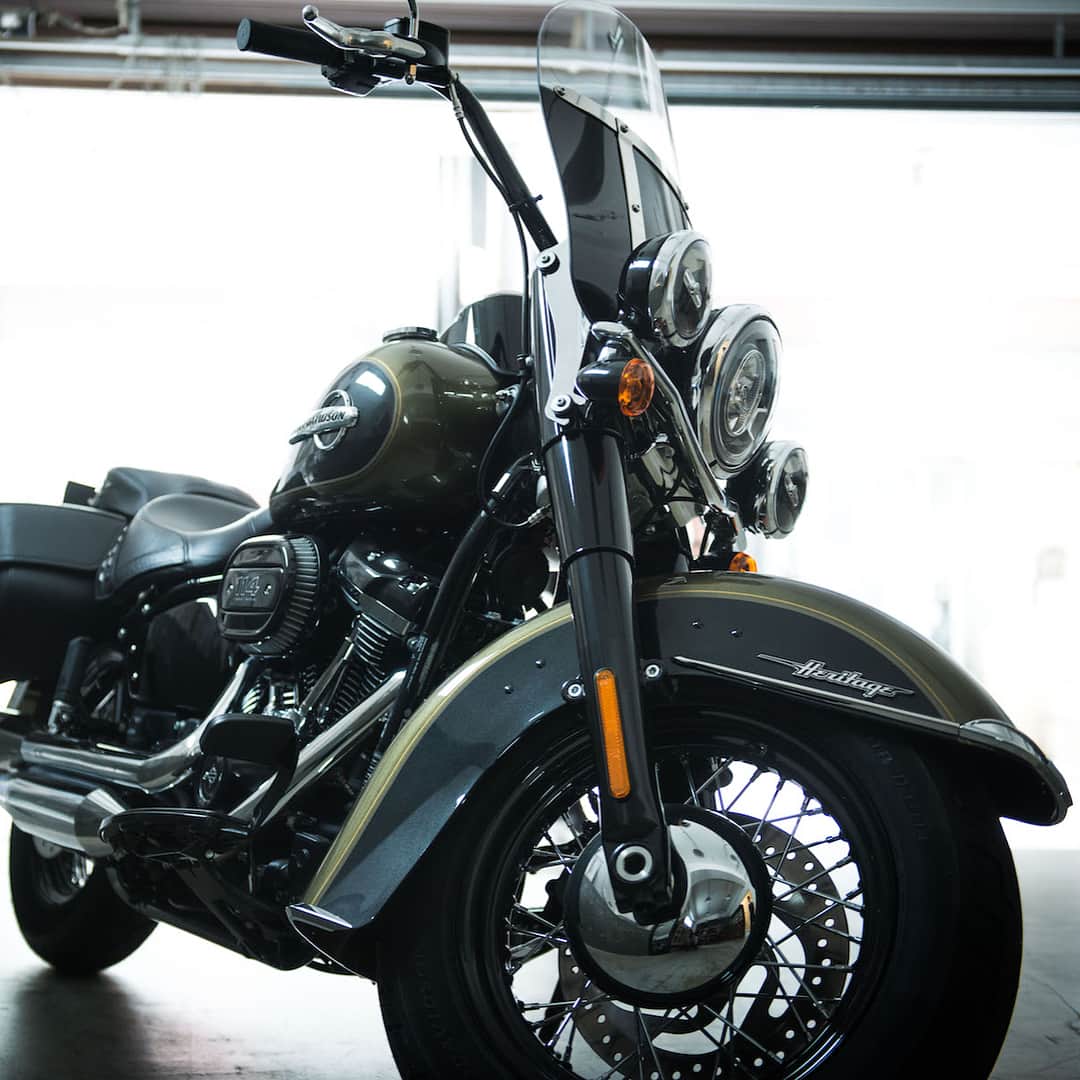 Harley-Davidson Japanさんのインスタグラム写真 - (Harley-Davidson JapanInstagram)「粋。#ハーレー #harley #ハーレーダビッドソン #harleydavidson #バイク #bike #オートバイ #motorcycle #ヘリテイジクラシック #heritageclassic #flhcs #ソフテイル #softail #ミルウォーキーエイト #milwaukeeeight #ナックルヘッド #knucklehead #カスタム #custom #オーナー #owner #粋 #cool #TUBE #春畑道哉 #角野秀行 #2018 #自由 #freedom」4月27日 20時51分 - harleydavidsonjapan