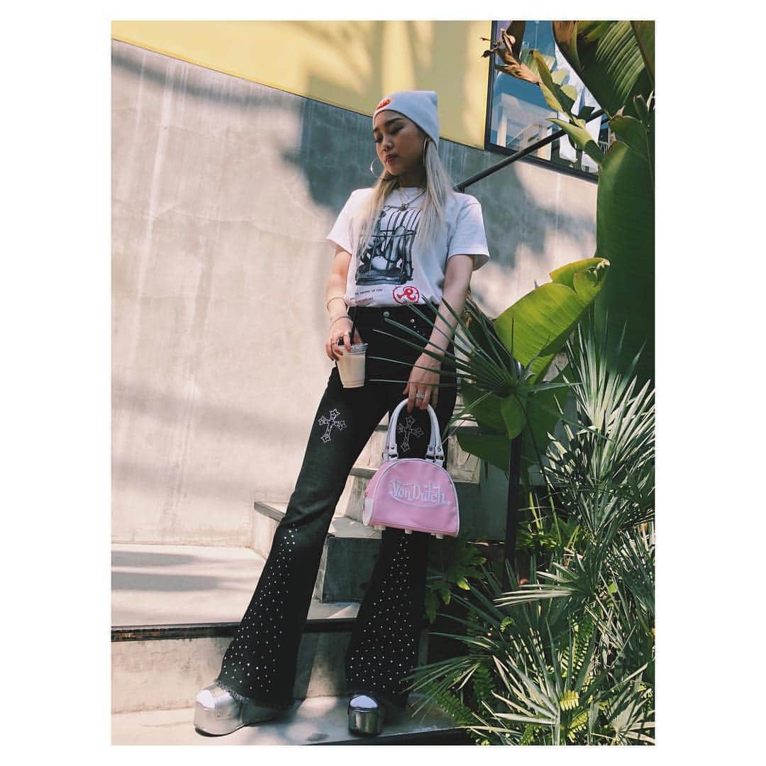 TOKINEのインスタグラム：「🐝🌿💕 みーちゃんありがとう😘☕️ #ハイウェストとニット帽とキラキラと厚底が何歳になってもずっと好き」