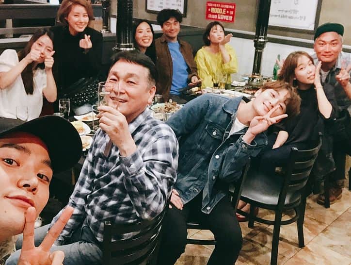 のインスタグラム：「아버지 가게 오픈🤗 달려와주신 정글의법칙 피디님 작가님 성령누나 재윤이형 로운이 아쉽게 못오신 병만이형 종민이형 진경이 모두 다 너무너무 감사드려요 사랑합니다😍#미친양꼬치 #대학로점 #많이들와주세요❤️」