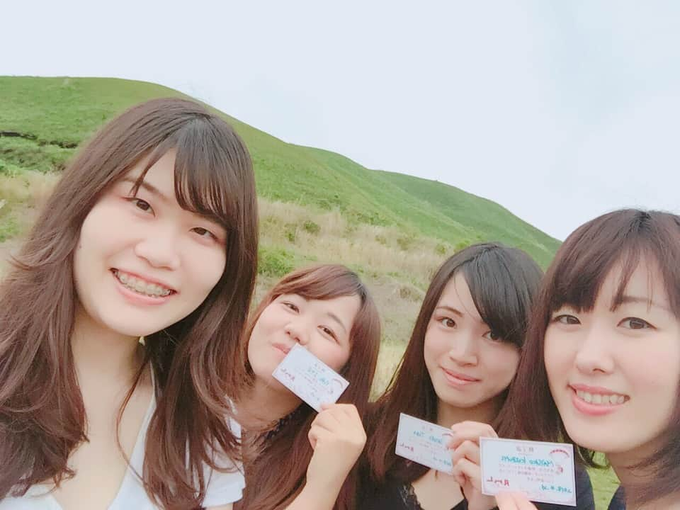 伊藤ゆりさんのインスタグラム写真 - (伊藤ゆりInstagram)「最初に飛んだ人が山に突っ込んで行ったのを見てやめたくなったけど飛んでよかった さいごはFFばりの美しさを誇ったまゆこ . #パラグライダー #ふじまり #軽傷 #ひばりカフェ #熊本県阿蘇市 #阿蘇ネイチャーランド #阿蘇門前町商店街 #阿蘇天然アイス #たのシュー #馬ロッケ」4月27日 21時49分 - ito0aiueorange