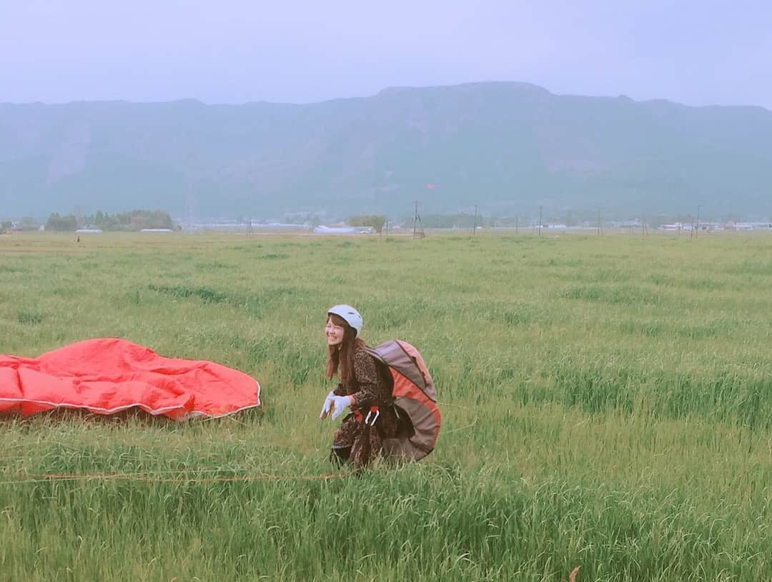 伊藤ゆりさんのインスタグラム写真 - (伊藤ゆりInstagram)「最初に飛んだ人が山に突っ込んで行ったのを見てやめたくなったけど飛んでよかった さいごはFFばりの美しさを誇ったまゆこ . #パラグライダー #ふじまり #軽傷 #ひばりカフェ #熊本県阿蘇市 #阿蘇ネイチャーランド #阿蘇門前町商店街 #阿蘇天然アイス #たのシュー #馬ロッケ」4月27日 21時49分 - ito0aiueorange