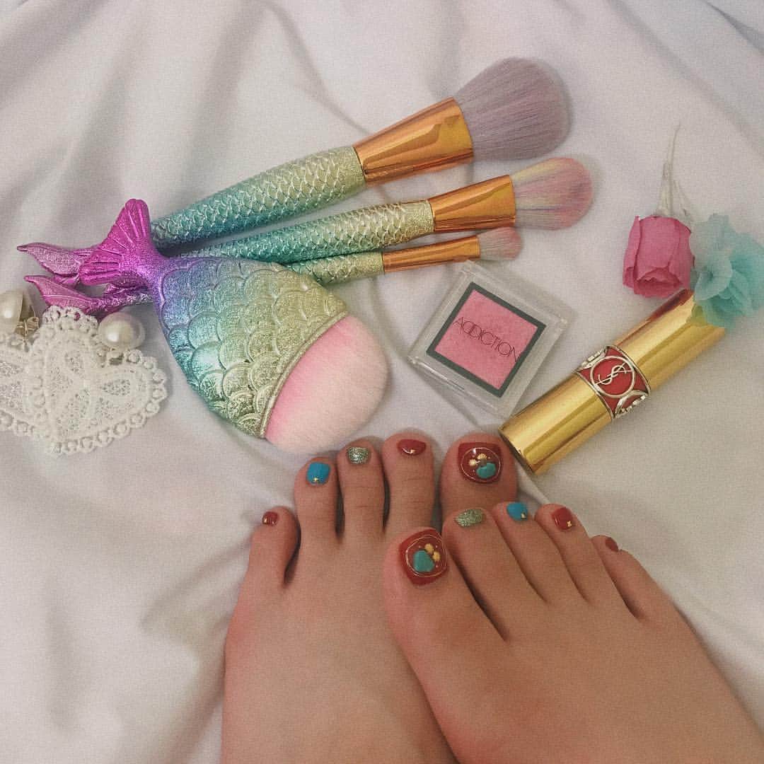 中町綾さんのインスタグラム写真 - (中町綾Instagram)「new foot nail🐚 ・ ・ そしておきゃわなメイクブラシ🧜‍♀️ @_andante_shop ・ ・ ・ ・ #instagood #instagram #l4l」4月27日 21時56分 - ayanakamachi