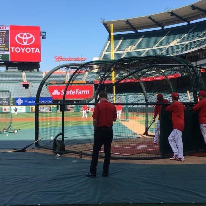 マシ・オカのインスタグラム：「At batting practice.  Let’s go @angels !  #ItsShoTime」