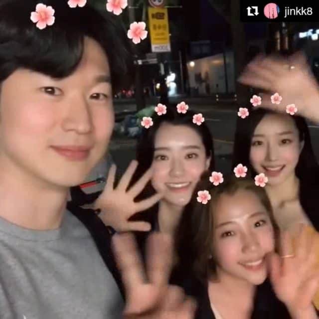 ムン・イェウォンのインスタグラム：「사랑하는 사람들 😍 . . . #Repost @jinkk8 (@get_repost) ・・・ @0_0jin @o.min @moonyeah1  싱낭다 집가댜💓💓💓💓」