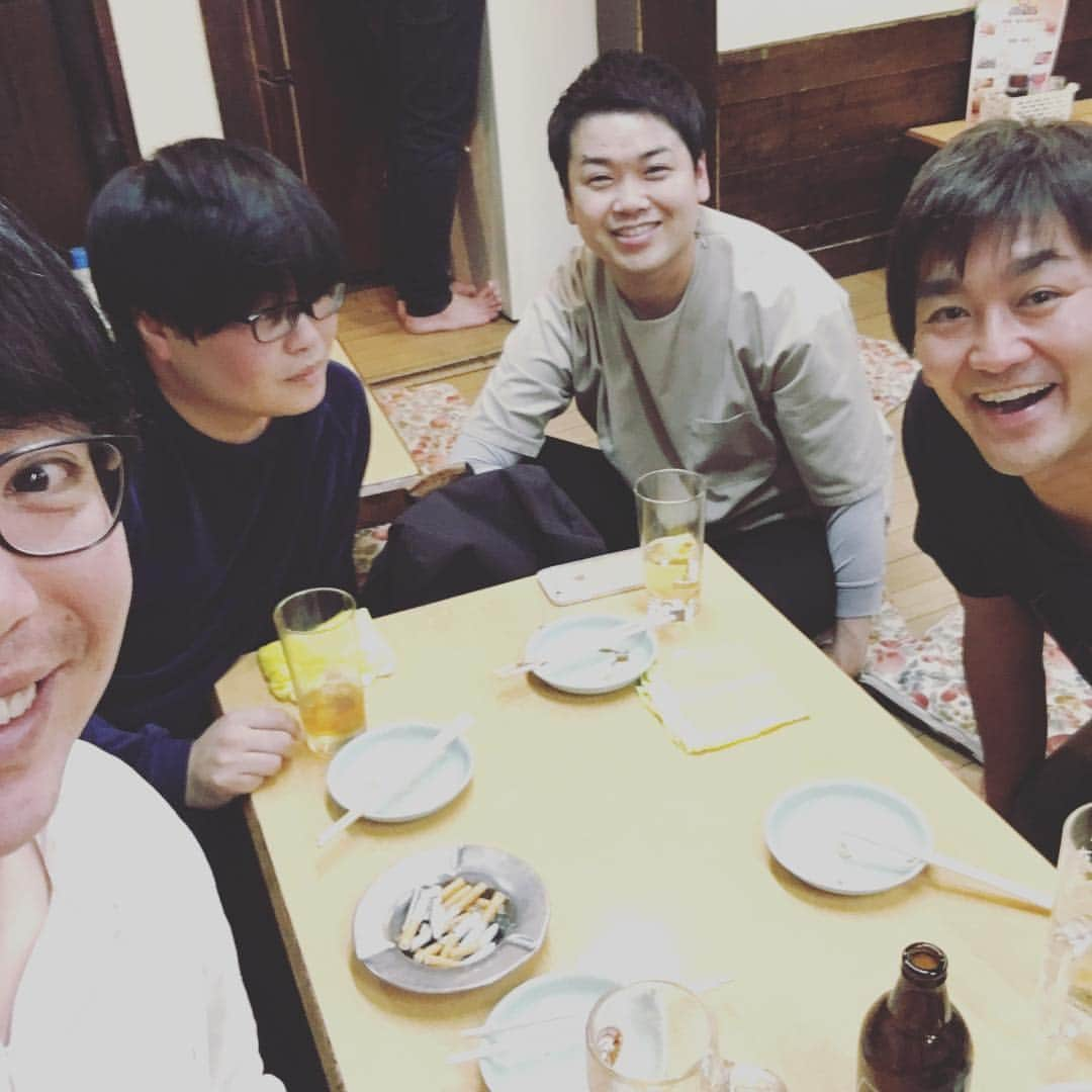 押見泰憲さんのインスタグラム写真 - (押見泰憲Instagram)「元旦から続けてた連日更新が昨日で途絶えました。原因は電波の入らない地下二階で酒を飲んだこと。このメンバーにて。#平成ノブシコブシ徳井#ライス関町#松橋周太呂#犬の心押見」4月28日 3時45分 - oshimi_yasunori