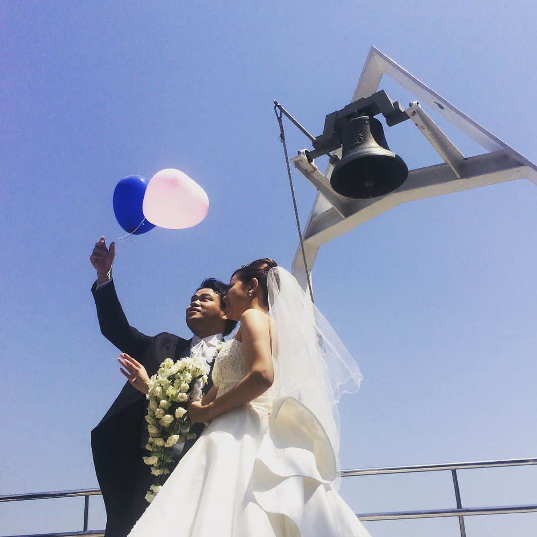 別府湾ロイヤルホテル(ブライダル)【大分】【結婚式】のインスタグラム：「#ゴールデンウィーク 始まりましたね☀️ 今日の #ウェディングも #青空の下 #幸せなお二人 #バルーン🎈 を飛ばしました💕  #ホテルアンドリゾーツ別府湾 #BEPPUWAN #別府湾ロイヤルホテル #海の上のチャペル #ウエディング #wedding #ブライダル #Bridal #結婚式 #プレ花嫁 #プレ花嫁さんと繋がりたい」