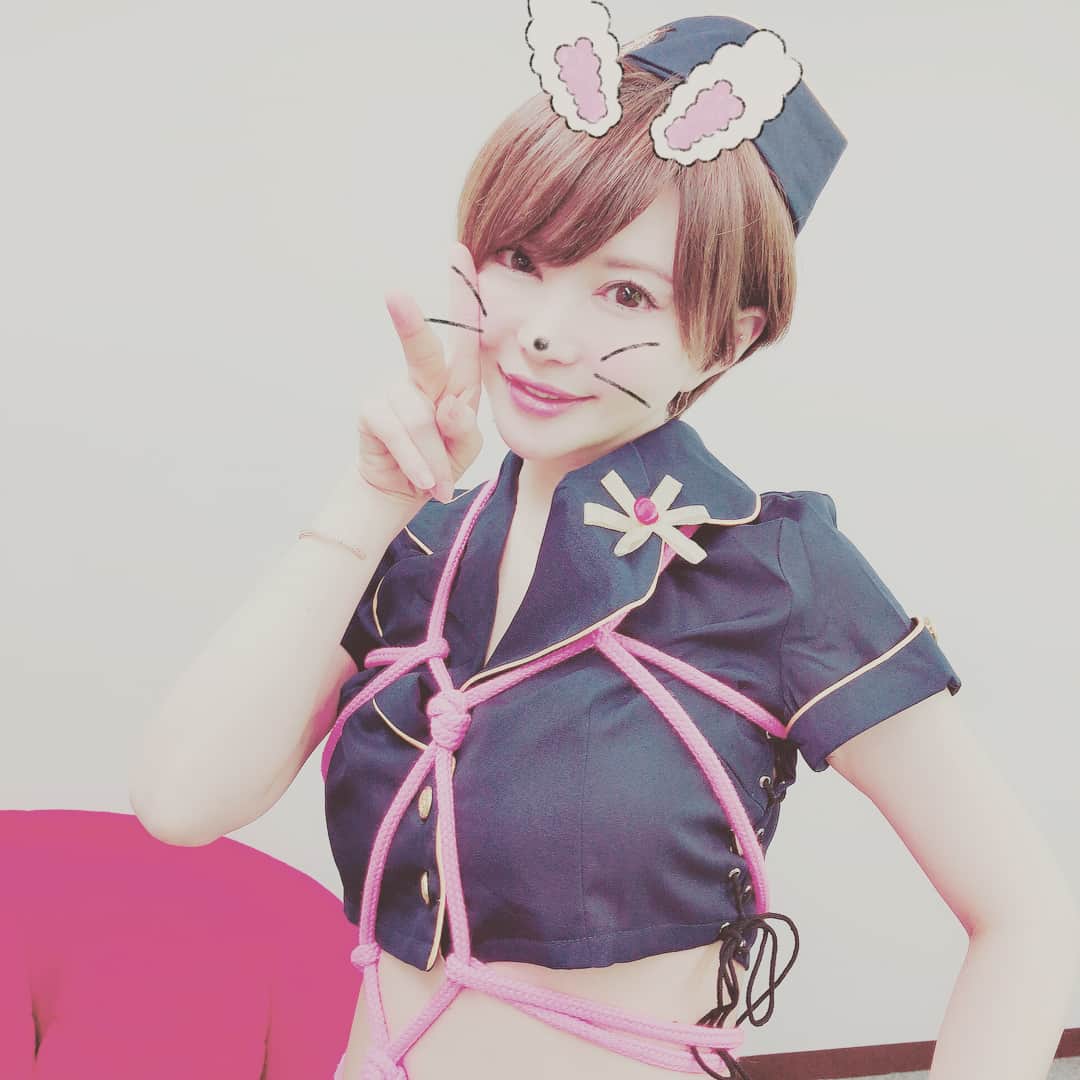 里美ゆりあのインスタグラム：「来てくれた皆様ありがとうございました❤ #秋葉原#サイン会#皆#大好き#ゆりあ#ファミリー#akihabara#love#yuria#family#チケット#ticket#完売#soldout #感謝#thankyou#亀甲縛り#感じる#sexy#japan#hermes#エルメス」