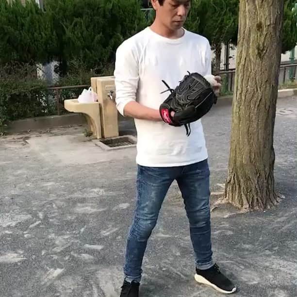 井上聡のインスタグラム：「#左投げに転向するために4回目となるキャッチボールを近所の公園で。今日もちびっ子達が公園内を駆けずり回っていたのでおじさんは危険が及ばないようにイメージトレーニングだけしかできませんでした。フォームはマシになってきましたがやはりまだ手投げ感満載です。というかこの公園いつ来ても子供達が遊んでいるのでキャッチボールできないね。そだね〜。」