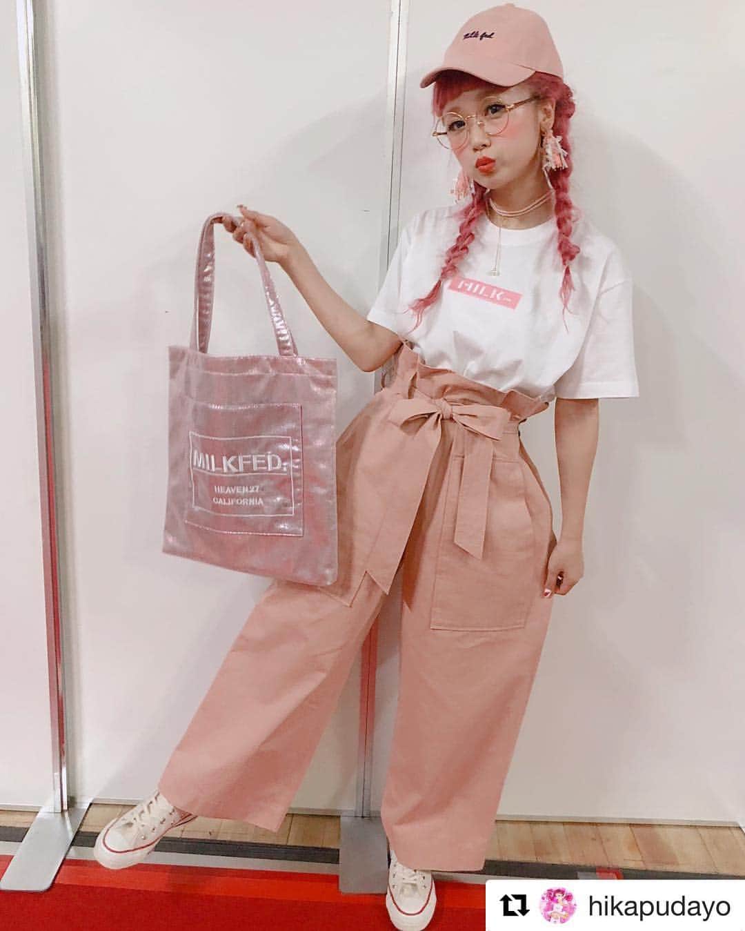 MILKFED.さんのインスタグラム写真 - (MILKFED.Instagram)「#Repost @hikapudayo with @get_repost ・・・ サツコレまだまだフィナーレまで楽しんでネ❤️ 1回目のステージはMILKFEDさんでした💓かまいい💓 地元北海道でイベントさせてもらえて嬉しい☺️✨ ボード、メッセージたくさんあって感激😭😭😭😭！ 次のステージも楽しみ☺️❤️ #札幌コレクション #サツコレ #道産子 #きたえーる #MILKFED #ひかぴんく #milkfed #milkfedjp #ミルクフェド #ミルフェ #pink #ひかぷぅ」4月28日 18時10分 - milkfedjp