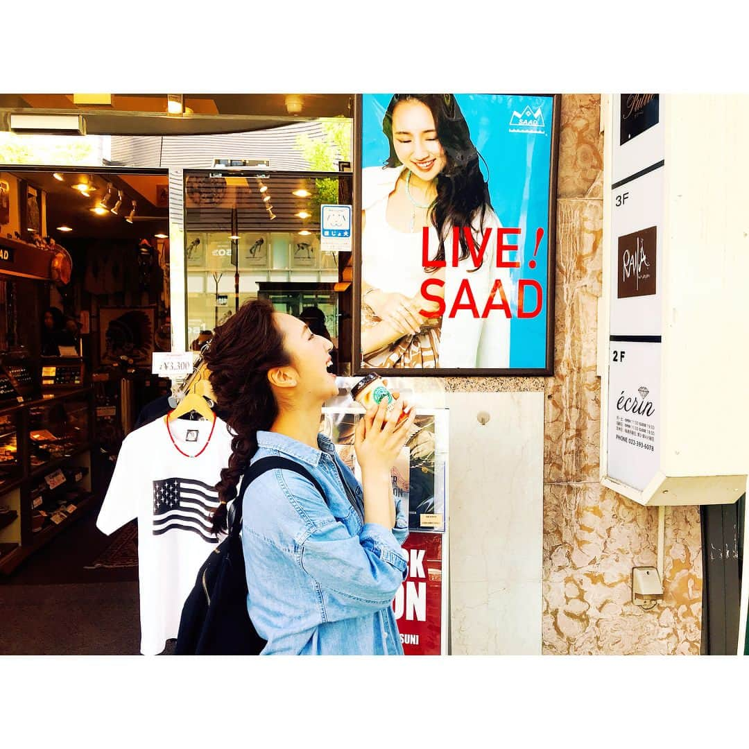 及川真珠さんのインスタグラム写真 - (及川真珠Instagram)「. i love saad♡ . SAAD仙台1番町店には でーっかい私のポスターが😳💕 ということで今日 行ってまいりました💓 . 青葉通り店やイオン名取店 東京、大阪などなど 20店舗にポスターが😭💕💕 . 嬉しくて更新率高めです😂 . SAADのアクセは ネイティヴアメリカンで ネイティヴアメリカンな 雰囲気のスタイルに もちろんぴったりだけど . 実はどんなスタイルにも 合うんです😳💕！！！ . 行けば必ずステキなアクセに 出会えるはず😊✨💕 . ぜひお店に行ってみてください〜〜💖 . #saad #サード #仙台 #東京 #大阪 #saad仙台一番町店 #シルバーアクセサリー #フェザー #アクセ #ネックレス #ピアス #財布 #時計 #なんでも！ #coordinate #follow #me #model」4月28日 18時14分 - manami_0720_m