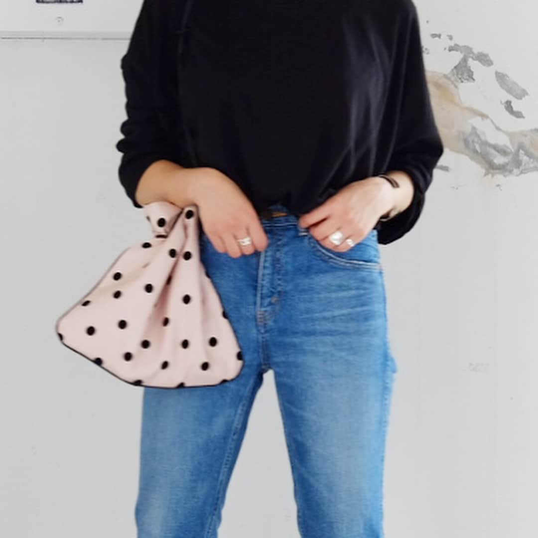 のインスタグラム：「ドットバック🎈🎈🎈 @charmant_sac のドットバック、無事get♫ みんなとお揃い〜😍❣️ 私はピンクにしたけど、、大正解✨ めちゃんこ可愛い💕💕💕 . #charmantsac #シャルマントサック #ドットバック #code #coordinate #巾着バック」