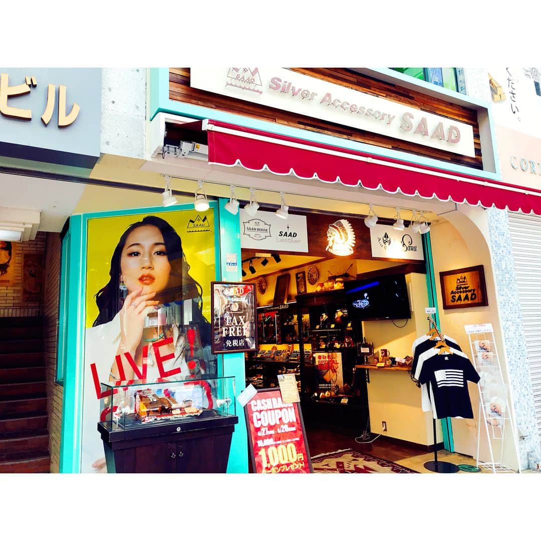 及川真珠のインスタグラム：「. i love saad♡ . SAAD仙台1番町店には でーっかい私のポスターが😳💕 ということで今日 行ってまいりました💓 . 青葉通り店やイオン名取店 東京、大阪などなど 20店舗にポスターが😭💕💕 . 嬉しくて更新率高めです😂 . SAADのアクセは ネイティヴアメリカンで ネイティヴアメリカンな 雰囲気のスタイルに もちろんぴったりだけど . 実はどんなスタイルにも 合うんです😳💕！！！ . 行けば必ずステキなアクセに 出会えるはず😊✨💕 . ぜひお店に行ってみてください〜〜💖 . #saad #サード #仙台 #東京 #大阪 #saad仙台一番町店 #シルバーアクセサリー #フェザー #アクセ #ネックレス #ピアス #財布 #時計 #なんでも！ #coordinate #follow #me #model」