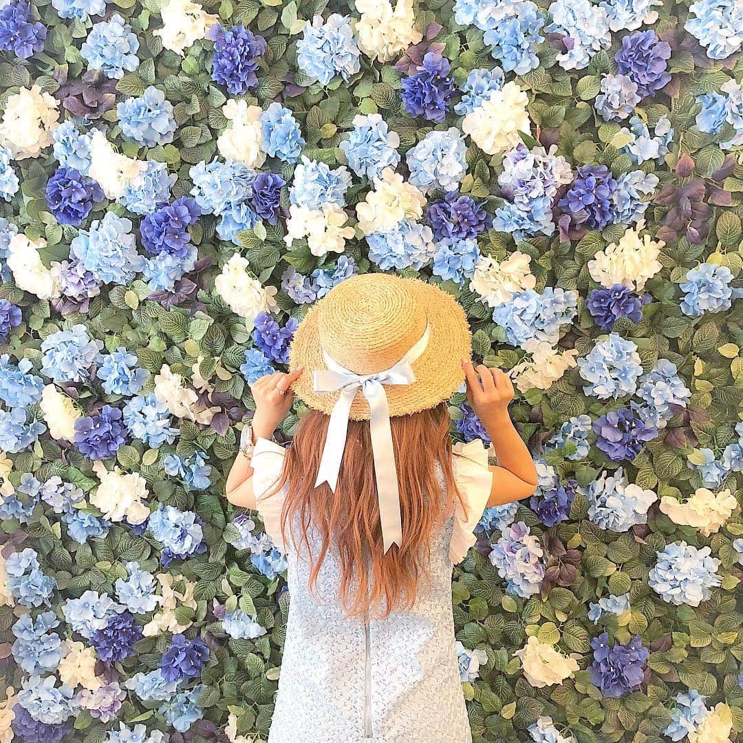tomomi ❤︎ よしはしともみ ❤︎さんのインスタグラム写真 - (tomomi ❤︎ よしはしともみ ❤︎Instagram)「. 🦋 花惹花咖啡 HUA CAFE 🦋 . カフェにお花の壁が🤣💕💕 台北カフェ巡りではもはや定番スポット📷 . ここ以外にもウェディングにあるフォトスペースみたいなものもあって可愛かった💗 . ドライフラワーも売ってて何個かお持ち帰り🕊🍃 . #tabicoorde #taiwan #taiwantrip #cafe #taiwancafe #taipei #taipeicafe #huacafe #ootd #sisterjane #台湾 #台北 #台湾旅行 #台北旅行 #台北カフェ #台湾カフェ #カフェ #海外カフェ #花惹花咖啡 #フォトジェニツアー #コーデ #カンカン帽 #麦わら帽子 #麦わら帽子コーデ #フォトジェニトリップ #もーみとりっぷ #カフェ #海外カフェ #旅コーデ #アンバサダー #阪急交通社」4月28日 9時55分 - tomomi_yoshihashi