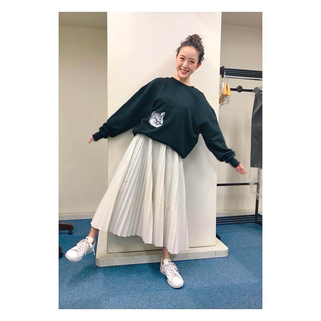 古谷有美さんのインスタグラム写真 - (古谷有美Instagram)「👌 ものおもいにふけるきつね こんなとこにいます メンズで大きいけど楽ちん ・ ・ #私服です #トレーナーすき」4月28日 10時32分 - yuumifuruya