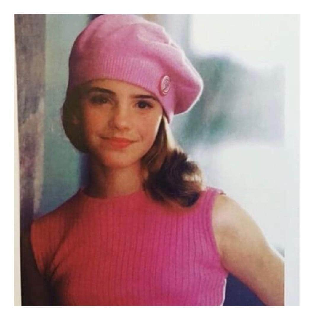 エマ・ワトソンさんのインスタグラム写真 - (エマ・ワトソンInstagram)「I’m REALLY glad this picture of me wearing a baker’s hat exists! #oldheadshotday」4月28日 13時05分 - emmawatson