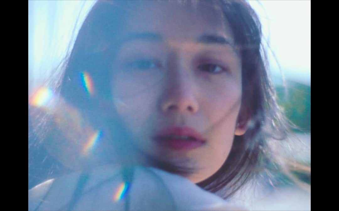 中田絢千のインスタグラム：「おとぎ話『綺麗』MVに出演しています。 監督の松永さん(@x_fanpy)のお声かけで参加したこのMV。どこかでだれかがみてくれているということ。大勢の中からみつけてくれる人がいること。そんな人と仕事を通して会えること。 うれしくて、ふるえる！🌼🌼」