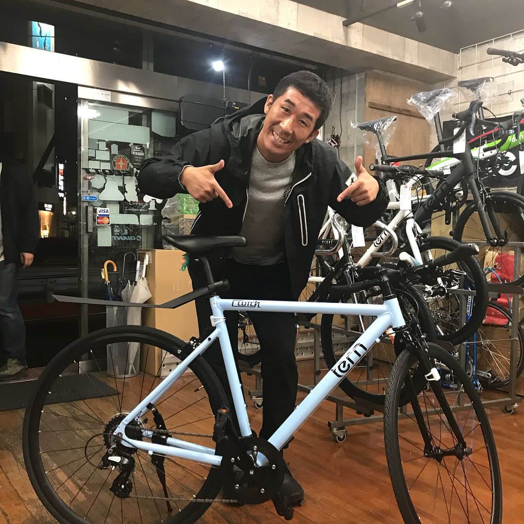 田村裕さんのインスタグラム写真 - (田村裕Instagram)「先日の埼玉エキスポの時に気に入り自転車購入しちゃいました！！遠いとこはバイク。近くは自転車。二輪を駆使して生きていきます！ちょっと走っただけで尻がイテ〜！これに慣れてからが本物w 浅草のジギーエリアさんで購入！ 店長オススメのテールライトが可愛い！！サドルの下につけるぶらさカエル。こいつが僕の安全を守ってくれます！お腹を押すと光る可愛いやつです。  #tern_japan #jiggly_area #lightandmotion #i_live #shock_light #ぶらさカエル #野口商会 #自転車芸人」4月28日 13時34分 - hiroshi9393