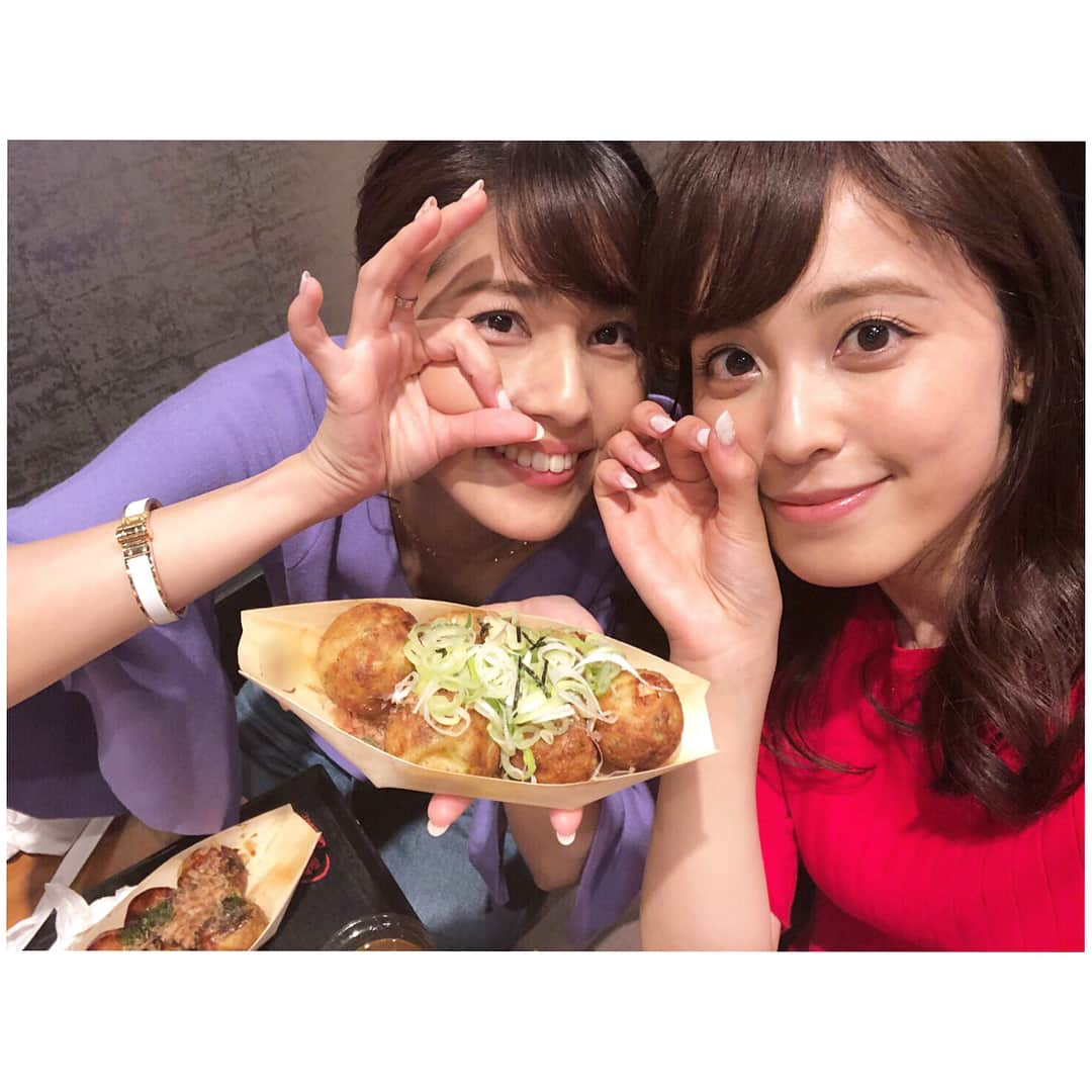 永島優美さんのインスタグラム写真 - (永島優美Instagram)「* どーうしてもたこ焼きが食べたくて、 昨日帰る時間が一緒だった久慈ちゃんについてきてもらいました🐙 * ソース、ネギおろし、明太チーズマヨ 3種類をガッツリ😆 2人で完食いたしました✌🏻 外がカリカリで美味しかった〜♫ 大満足♡ * 関西人なのでたこ焼きが定期的に食べたくなります。 久慈ちゃん、付き合ってくれてありがとう😘 * * #たこ焼き #たこ焼きポーズ👌🏻 #タコパ をする時は #キムチチーズ や #こんにゃく を入れるのが定番です🐙 #皆さん素敵なゴールデンウィークを✨」4月28日 15時09分 - yuumi_nagashima