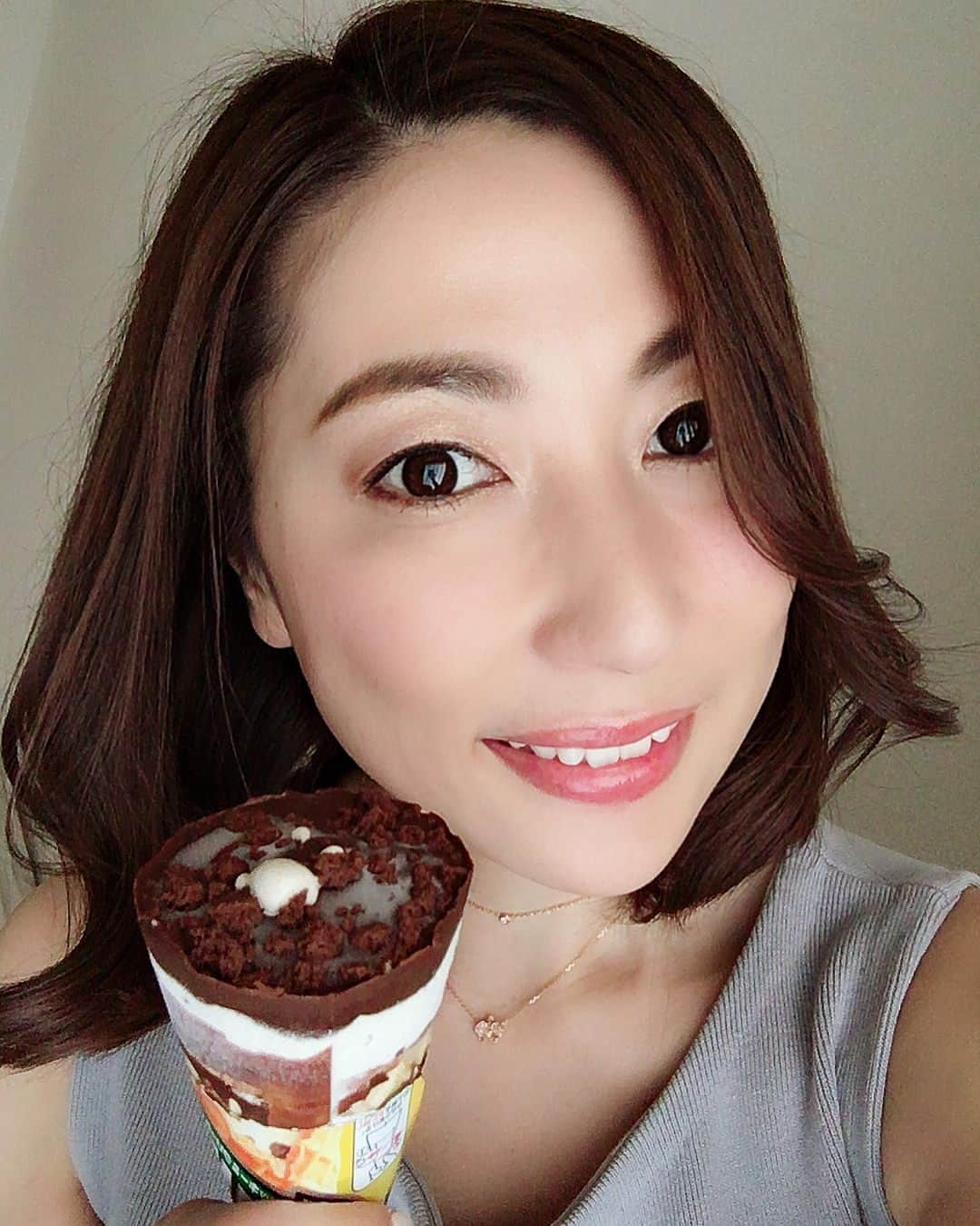 横山みれいさんのインスタグラム写真 - (横山みれいInstagram)「あったかいからアイス買ってきた🍨✨ #ジャイアントコーン #10年ぶりくらいに食べた #めっちゃおいしい #普段はガリガリ君」4月28日 15時06分 - mireichan66